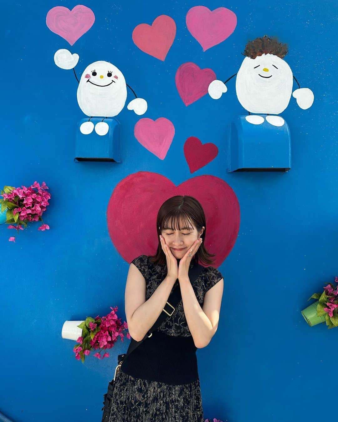 長谷川怜華のインスタグラム：「.. ..  最終日には絶対行きたいと 思ってたウミカジテラスに🏖️🤭！  めっちゃ良かったぁぁぁ ずっときれぇぇきれえぇぇってなってた  食べ物たくさんありすぎたけど 食べたいの決まってたから笑笑！  速攻でマラサダドーナツと アサイーボウル🫐♡  旦那さんは 違うお店でタコライス🍅  全部美味しかったぁぁ🥺 胃が大きかったらもっと 他にもたくさん食べたかったぁぁ  #沖縄 #沖縄旅行 #沖縄グルメ  #ウミカジテラス #沖縄カフェ #リゾート婚  .. ..」