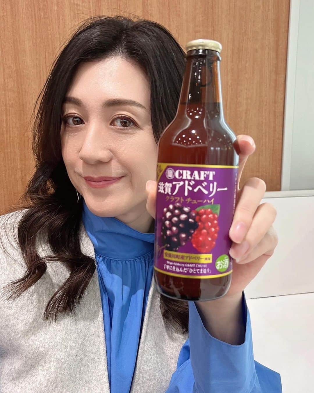 野々村友紀子のインスタグラム：「今月3度目の滋賀県での講演会！ 長浜市の皆様、ありがとうございました😊✨  帰りは米原駅で滋賀の地ビールを探しましたが見つけられず🥲その代わり、滋賀アドベリーというクラフトチューハイを発見！ 無事にお疲れ乾杯できました。 ベリー味が好きな方はぜひ！  相変わらず琵琶湖はでかくて綺麗💙 今日は琵琶湖カラーで来ましたで🩵🩷  だいたい湖というのは1万年くらいで枯れたりなくなったりするそうですが、なんと琵琶湖は数百年前から存在するという、とても珍しい古湖で、世界でもそんな湖は20くらいしかないねんて！大きいだけでなく、すごい歴史ある湖なんですね！！  しかも最初は滋賀県ではなく三重県に小さくできたのが、ずれていったらしく、今でも年間2センチくらい動いてるらしいで！ おもしろいね。  以上、米原駅から30分くらい琵琶湖を見ながら車で移動した間に得た知識です。  滋賀県は、私のおばあちゃんの生家があり、親戚もいる私のルーツでもある地なのでまた行きたいです  景色がのどかでほっこり。 お弁当に添えられた一言にもほっこり🍁 天ぷらもお肉も美味しかったです！」