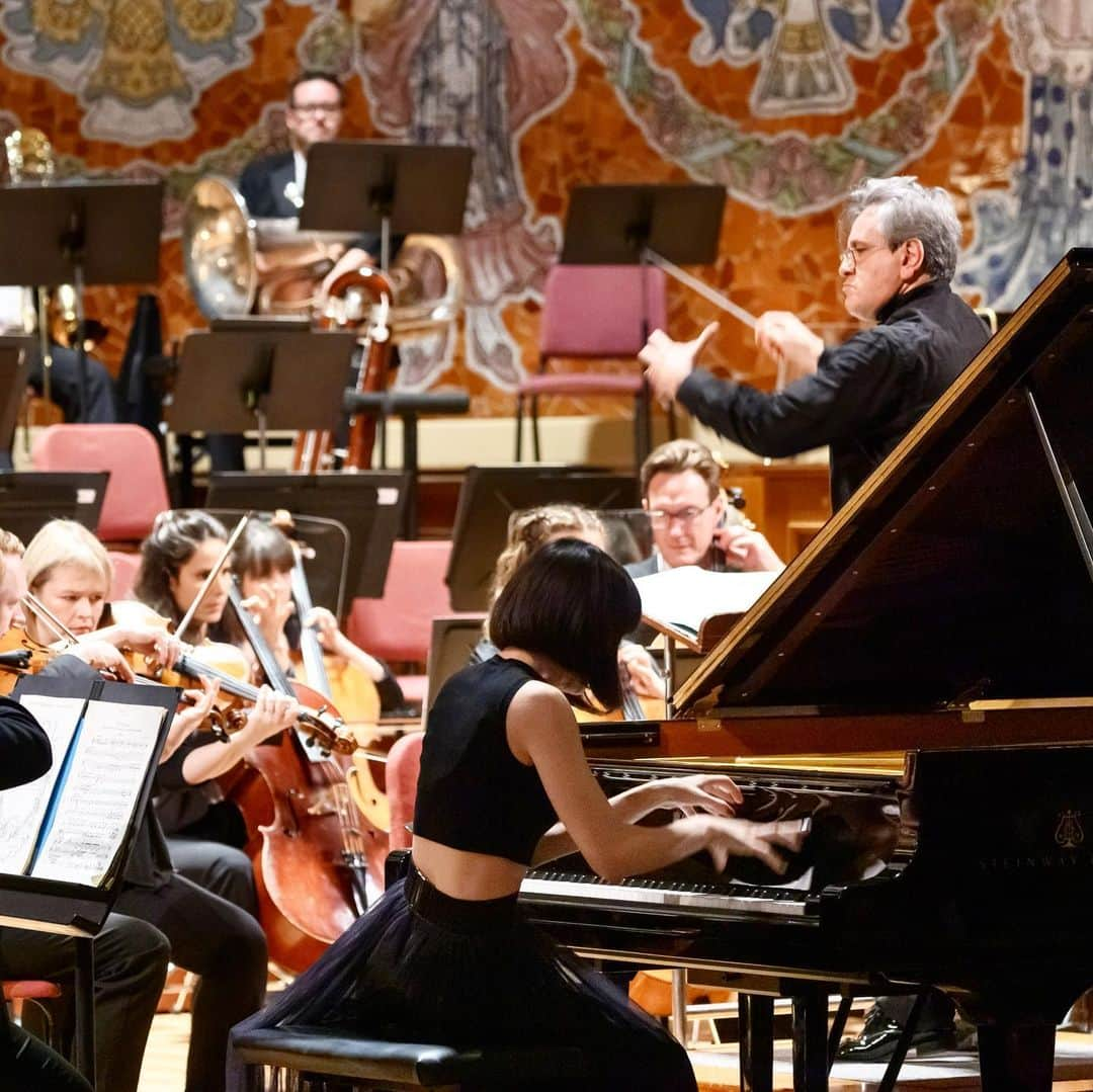 アリス＝紗良・オットのインスタグラム：「Thank you for the wonderful and heart-warming time together, dearest @londonsymphonyorchestra and @antoniopappanoconductor 🙏🏻  And thank you for the warm welcome and hospitality, @konzerthaus_do , @ibermusica @cndm_inaem and @palaumusicacat  At this moment in time when we wake up to horrible and devastating news everyday, seeing so many innocent people suffering and dying, what we do in our daily lives feels so irrelevant. And it very much affects the feelings and emotions one goes through when playing or hearing a piece like Liszt’s Totentanz.  But it also made me realize on the other hand what an enormous privilege it is to be able to unite with others and share emotions through the power that music has.   ©️Antoni Bofill」