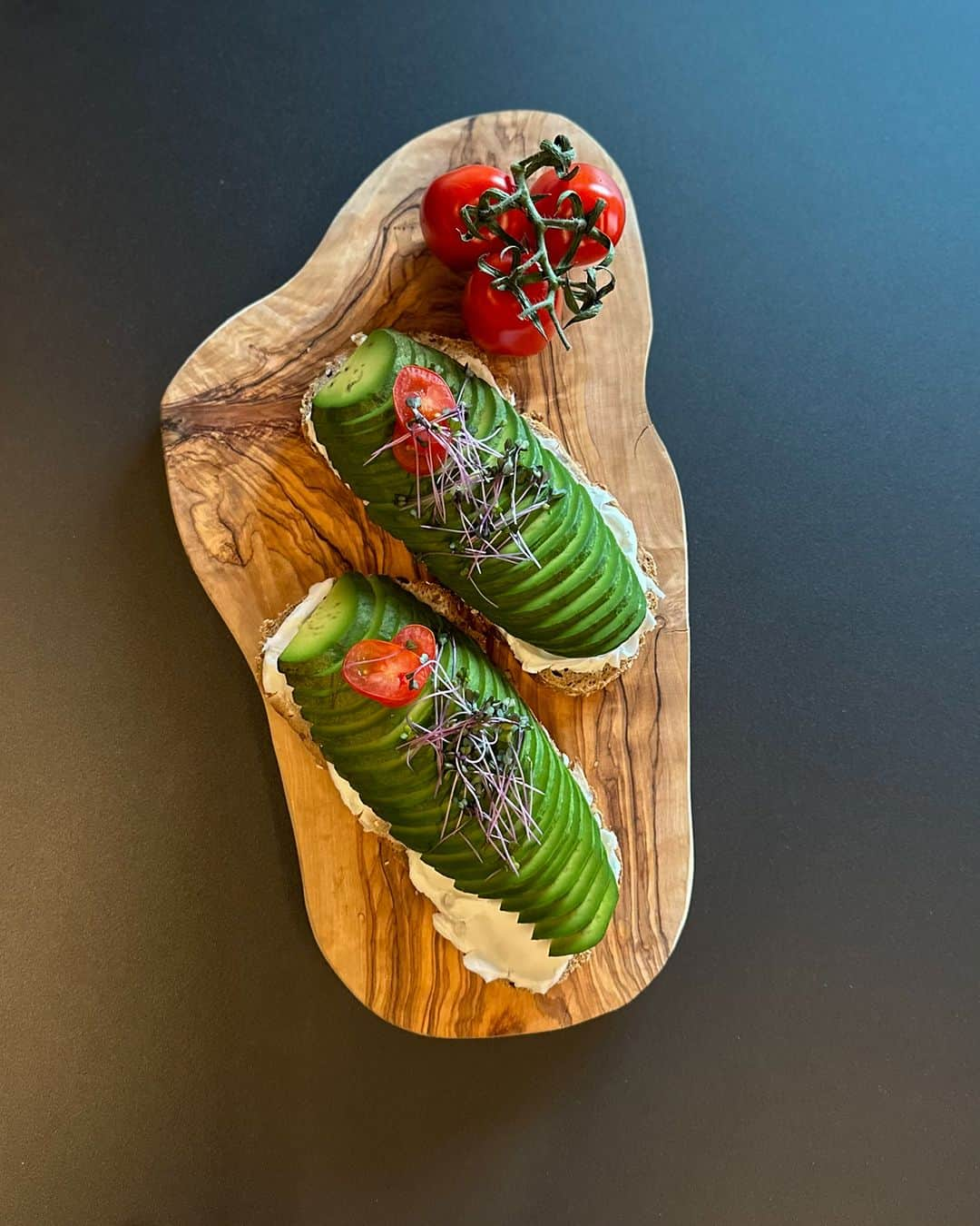 アナ・イバノビッチさんのインスタグラム写真 - (アナ・イバノビッチInstagram)「Loving a good avocado toast to start into the day.  Rich in folic acid, vitamins K, D, B6 and E as well as potassium, calcium and unsaturated fatty acids 🥑🤍」10月29日 17時07分 - anaivanovic