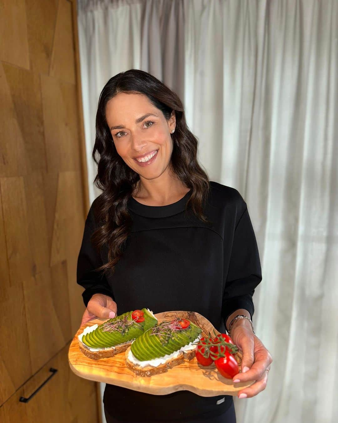 アナ・イバノビッチのインスタグラム：「Loving a good avocado toast to start into the day.  Rich in folic acid, vitamins K, D, B6 and E as well as potassium, calcium and unsaturated fatty acids 🥑🤍」