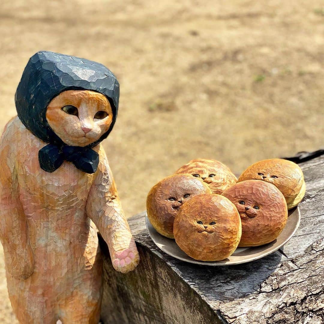 花房さくらのインスタグラム：「10月のネコノおやつ便『どら焼き』の抽選販売応募締切は本日19:00です。  個人的に生クリームどら焼きのクリームのはみ出し具合が気に入っております。  詳しくはpetel galleryのホームページをご覧ください。  #ネコノおやつ便  #petelgallery  #どら焼き #dorayaki  #cat #sculpture #hanafusasakura」