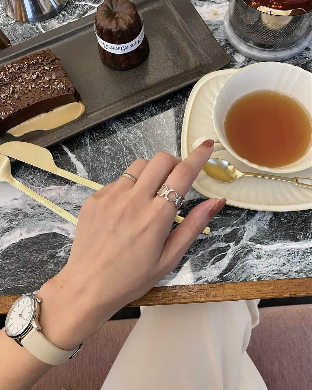 haruru0724のインスタグラム：「. リングはジュエリーブランド"h.."の💍 @h_jewelry_official  最近こればかりつけてるってぐらい お気に入りのリング🤭🩷 ネイルがシンプルだから、 これぐらい存在感あるリングが好み🥰 . . . #PR #hjewelry #jewelry #ジュエリー #リング #シルバーリング #シルバーアクセ #シルバーアクセサリー #手元 #手元コーデ  #手元倶楽部 #手元くら部 #セルフネイル #マニキュア #マニキュアネイル #ワンカラー #ワンカラーネイル #ママコーデ #ママファッション #大人カジュアル  #蔵前カフェ #蔵前カフェ巡り #蔵前カヌレ」