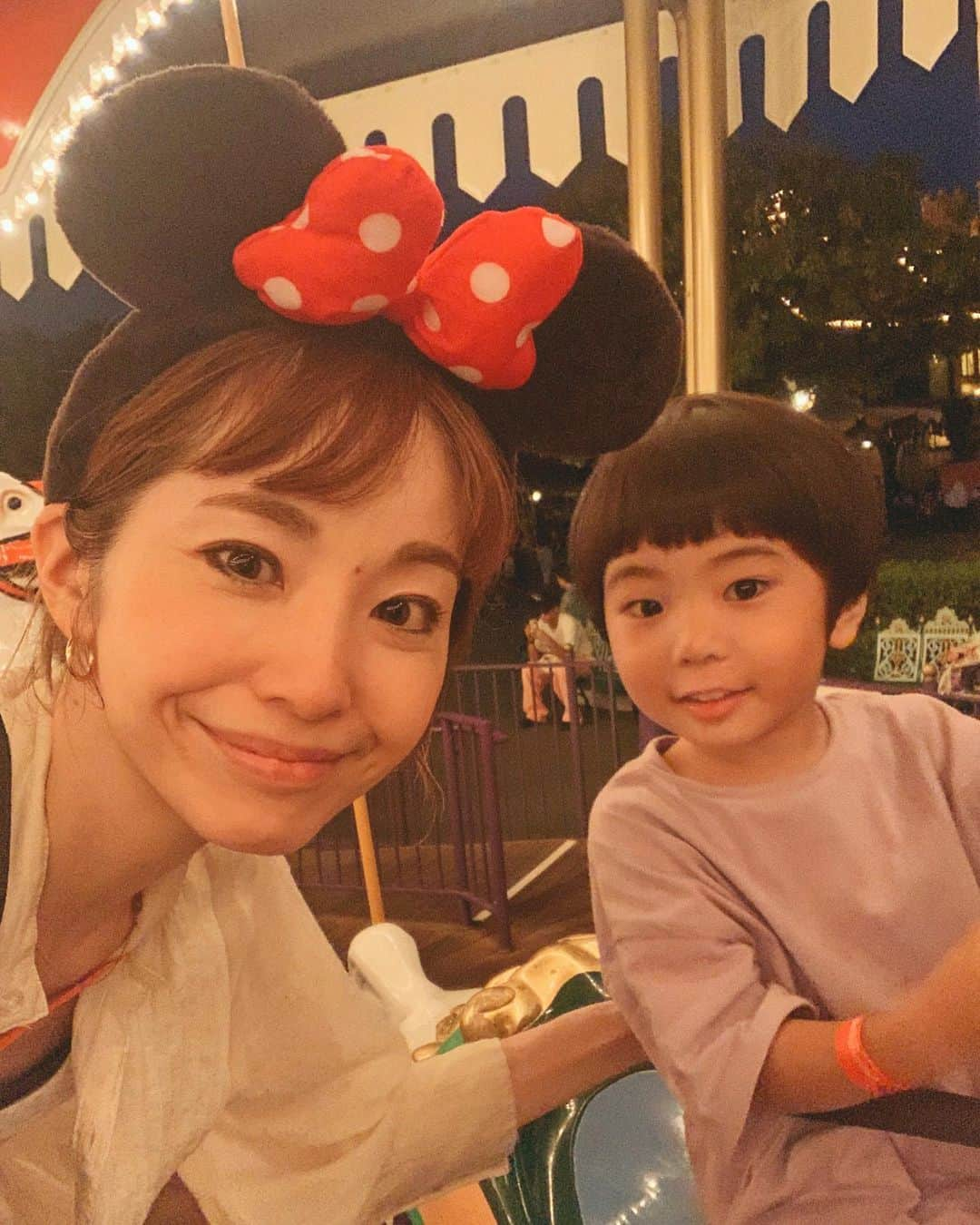 むらたさきさんのインスタグラム写真 - (むらたさきInstagram)「🏰🏰 ． まだまだ暑かった頃、 家族でディズニーランドへ☀️🏰🐿️✨ ． ． ジェットコースターに乗りたい❣️な兄たちに連れ立って、 「サンも乗るーーー😍‼️」 身長クリア🆗🕴️よーし並ぶぞー🎢✨と、 わくわくして三男坊もビッグサンダーマウンテンに挑戦⛰️✊👦 ． したのはいいけど、、 いざカートが動き出すと、 安全バーにギュッとつかまったままずっと目を閉じていた…🙏😂 (隣で手握るしか出来なくてごめん〜🤝🥺) ． ． 感想は、 「コウモリ🦇が飛んでる洞窟だったよね☺️💡楽しかったー♡♡(でも今日はもう乗らない🙊)」 ． え⁉️コウモリいたっけ😂❓と、 目を開けて乗った他メンバーが気付かないポイントを語っていました👂🤣💘 ． ． ． 後半は父チーム・母チーム2手に分かれて、 👩‍🦰👦はのんびり巡って、 ． 「あの、鬼滅の炭治郎柄の🎠に乗りたい☝️😍」 “え？そんな和柄なデザインのメリーゴーランドあったっけ…🧐？”と行ってみたら、 たしかに炭治郎〜〜🙌😂🏁 (7枚目) ． ハニーハントに並びながら 植木のセミの抜け殻探していた子もいたし、 (話しかけてもれなく一緒に探す🕷️😂🏃‍♂️🏃‍♂️) ． 4歳児の目線、おもしろいなぁ👌🤣💘 ． ． ． ． 閉園まで駆け回って、 魔法の国で何度も魔法が解けかけて バトル勃発🗯️の三兄弟に疲労困憊しながらも⚡️😮‍💨🙄🤯㊙️爆、 ． 振り返ってみたら、 丸っと楽しい休日でした🫶🤣🏰 ． (思い出は美化される😂) ． ． ． 10枚目は長男が撮ったプーさん🧸🍯♡ ． #sunnybrothers_movies  ． ． ． ． ． ． 記録しそびれの、思い出🎡👦 (毎度のこと下書きに眠り続けていた〜📝🙏🥺) ． ． ． ． ． ． ． ． ． ． ． ． #10歳 #7歳 #4歳 #三兄弟ママ ． #ディズニーランド #ディズニー40周年  #こどもとおでかけ」10月29日 17時20分 - muratasaki