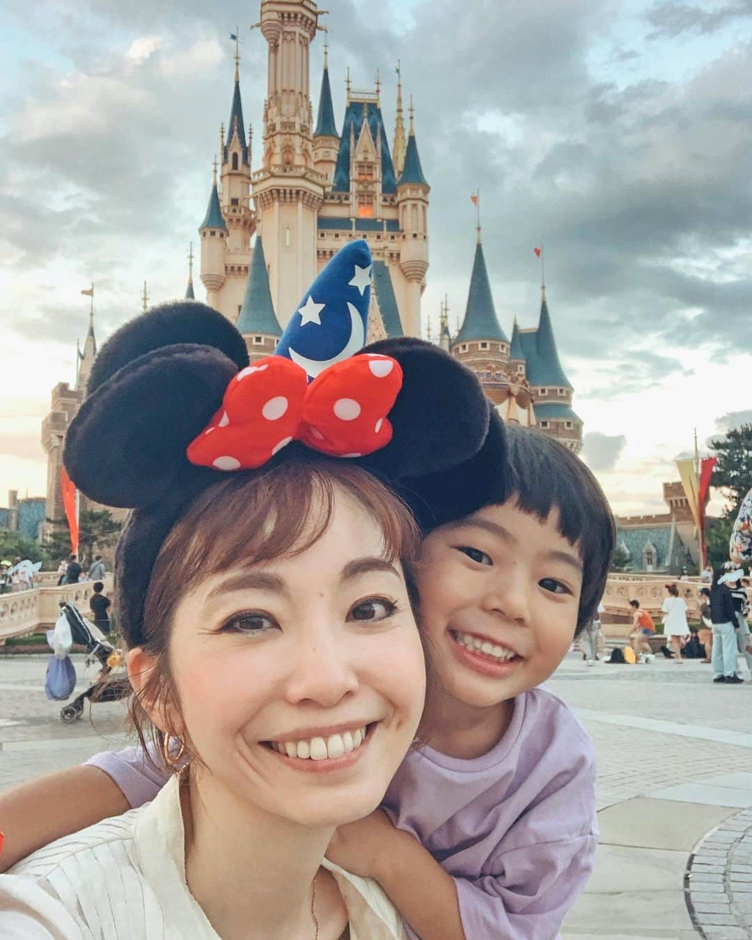 むらたさきのインスタグラム：「🏰🏰 ． まだまだ暑かった頃、 家族でディズニーランドへ☀️🏰🐿️✨ ． ． ジェットコースターに乗りたい❣️な兄たちに連れ立って、 「サンも乗るーーー😍‼️」 身長クリア🆗🕴️よーし並ぶぞー🎢✨と、 わくわくして三男坊もビッグサンダーマウンテンに挑戦⛰️✊👦 ． したのはいいけど、、 いざカートが動き出すと、 安全バーにギュッとつかまったままずっと目を閉じていた…🙏😂 (隣で手握るしか出来なくてごめん〜🤝🥺) ． ． 感想は、 「コウモリ🦇が飛んでる洞窟だったよね☺️💡楽しかったー♡♡(でも今日はもう乗らない🙊)」 ． え⁉️コウモリいたっけ😂❓と、 目を開けて乗った他メンバーが気付かないポイントを語っていました👂🤣💘 ． ． ． 後半は父チーム・母チーム2手に分かれて、 👩‍🦰👦はのんびり巡って、 ． 「あの、鬼滅の炭治郎柄の🎠に乗りたい☝️😍」 “え？そんな和柄なデザインのメリーゴーランドあったっけ…🧐？”と行ってみたら、 たしかに炭治郎〜〜🙌😂🏁 (7枚目) ． ハニーハントに並びながら 植木のセミの抜け殻探していた子もいたし、 (話しかけてもれなく一緒に探す🕷️😂🏃‍♂️🏃‍♂️) ． 4歳児の目線、おもしろいなぁ👌🤣💘 ． ． ． ． 閉園まで駆け回って、 魔法の国で何度も魔法が解けかけて バトル勃発🗯️の三兄弟に疲労困憊しながらも⚡️😮‍💨🙄🤯㊙️爆、 ． 振り返ってみたら、 丸っと楽しい休日でした🫶🤣🏰 ． (思い出は美化される😂) ． ． ． 10枚目は長男が撮ったプーさん🧸🍯♡ ． #sunnybrothers_movies  ． ． ． ． ． ． 記録しそびれの、思い出🎡👦 (毎度のこと下書きに眠り続けていた〜📝🙏🥺) ． ． ． ． ． ． ． ． ． ． ． ． #10歳 #7歳 #4歳 #三兄弟ママ ． #ディズニーランド #ディズニー40周年  #こどもとおでかけ」