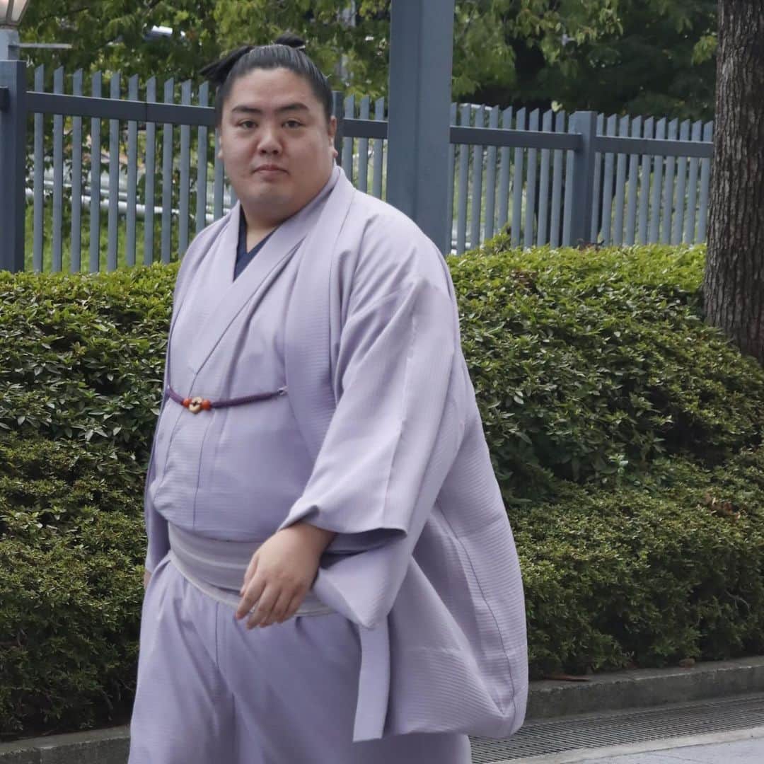 日本相撲協会さんのインスタグラム写真 - (日本相撲協会Instagram)「大相撲九月場所　着物紹介　場所入り　その7  着物で颯爽と歩く姿。 各々のこだわりが詰まった着物。 見ているとたくさんの発見があります。 ぜひチェックしてみてください！  @sumokyokai #sumo #相撲 #和服 #着物 #japan  #一山本  #カメラ目線」10月29日 17時12分 - sumokyokai