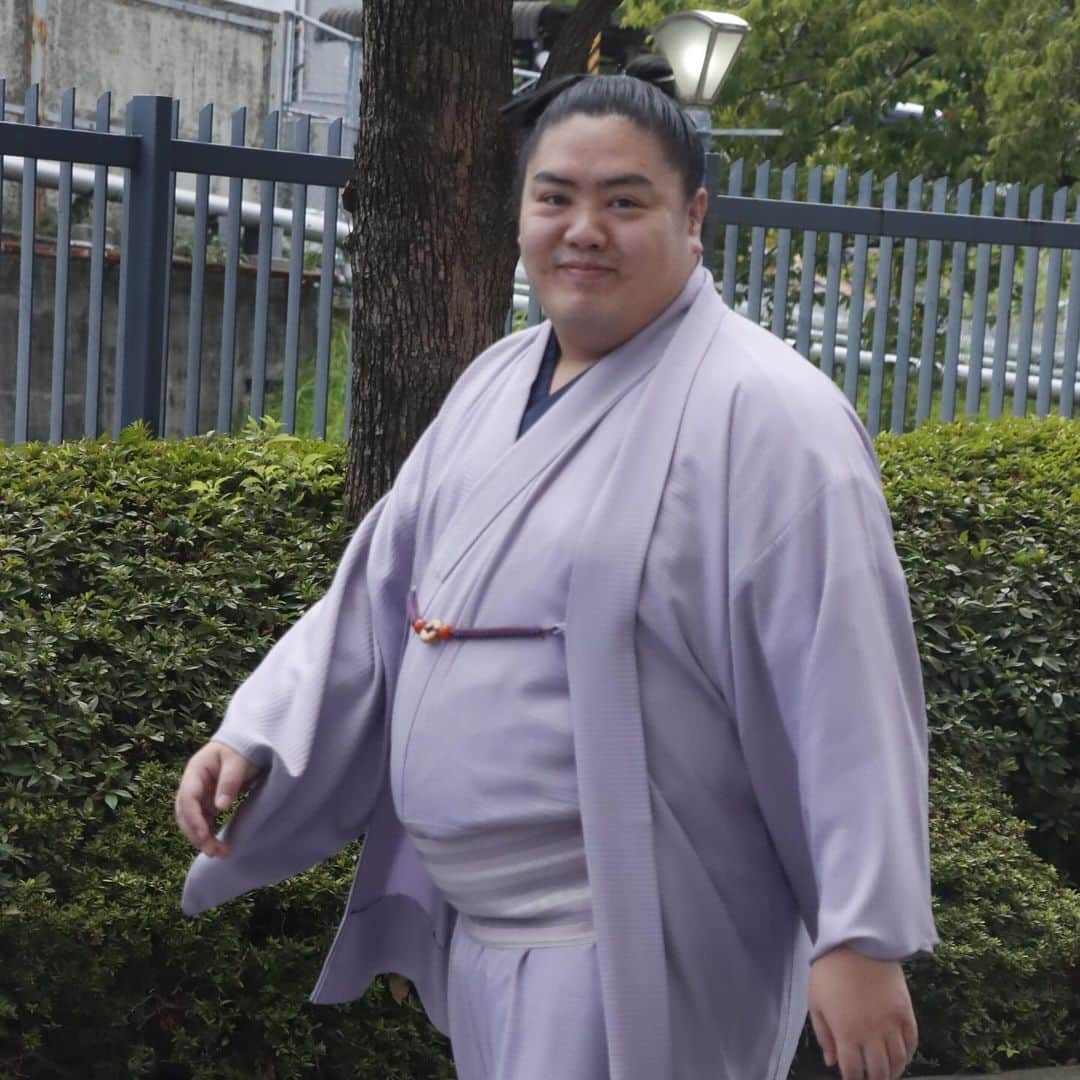 日本相撲協会さんのインスタグラム写真 - (日本相撲協会Instagram)「大相撲九月場所　着物紹介　場所入り　その7  着物で颯爽と歩く姿。 各々のこだわりが詰まった着物。 見ているとたくさんの発見があります。 ぜひチェックしてみてください！  @sumokyokai #sumo #相撲 #和服 #着物 #japan  #一山本  #カメラ目線」10月29日 17時12分 - sumokyokai