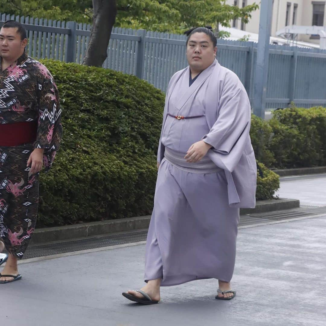 日本相撲協会さんのインスタグラム写真 - (日本相撲協会Instagram)「大相撲九月場所　着物紹介　場所入り　その7  着物で颯爽と歩く姿。 各々のこだわりが詰まった着物。 見ているとたくさんの発見があります。 ぜひチェックしてみてください！  @sumokyokai #sumo #相撲 #和服 #着物 #japan  #一山本  #カメラ目線」10月29日 17時12分 - sumokyokai