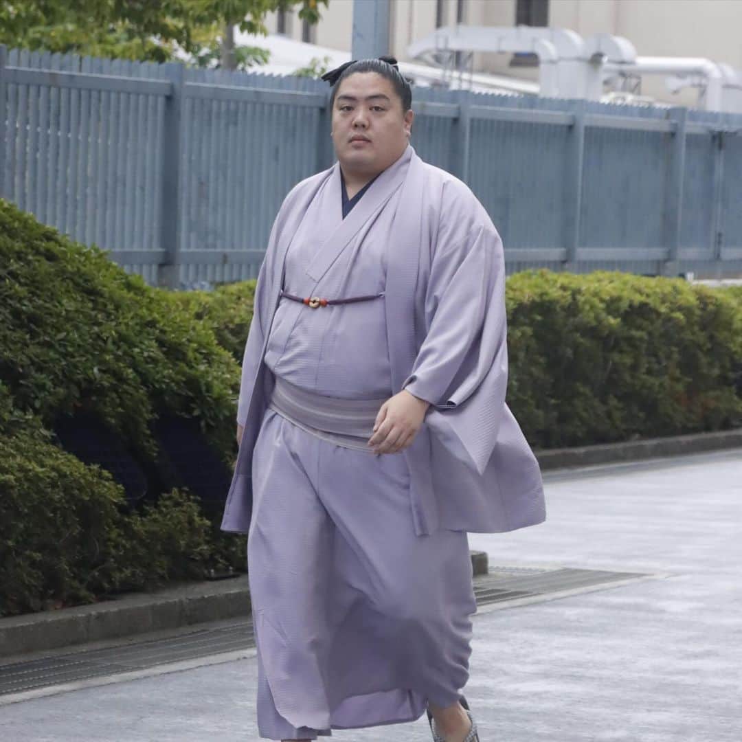 日本相撲協会のインスタグラム：「大相撲九月場所　着物紹介　場所入り　その7  着物で颯爽と歩く姿。 各々のこだわりが詰まった着物。 見ているとたくさんの発見があります。 ぜひチェックしてみてください！  @sumokyokai #sumo #相撲 #和服 #着物 #japan  #一山本  #カメラ目線」