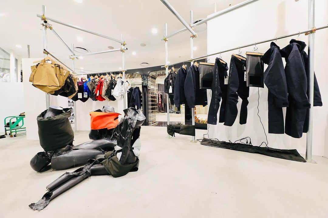 DOVER STREET MARKET GINZAさんのインスタグラム写真 - (DOVER STREET MARKET GINZAInstagram)「GR10K has launched with a special installation by @armatureglobale and DSM Ginza exclusive items at Dover Street Market Ginza 3F. @gr10k  @doverstreetmarketginza  #doverstreetmarketginza   Photography by @wataru__fukaya」10月29日 17時13分 - doverstreetmarketginza