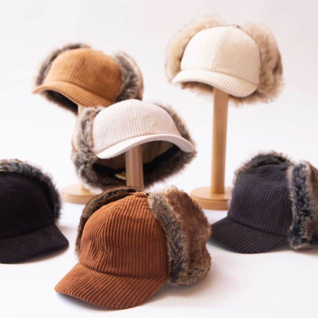 【公式】帽子専門店イチヨンプラス さんのインスタグラム写真 - (【公式】帽子専門店イチヨンプラス Instagram)「. コーデュロイ素材を使ったフライトキャップ。  少し太幅のコーデュロイ生地で、存在感がありながらもコーディネートに合わせやすいデザイン。 ボリュームのあるファーは高級感があり、耳あてとして使用すれば防寒対策も◎  被るだけで存在感が出るファー素材は、あえてバッグやベストに同じファーアイテムを合わせ、冬ならではのボリューミーなコーディネートを楽しんでみては♪  ▼商品名 #太コーデュロイフライトキャップ ▼商品コード #101515  ¥5200(税込) Color:charcoal,black,beige,beige(2),brown,brown(2)  ._______________________________________⠀⠀⠀  商品や色々なシーンに合わせた帽子コーデ、帽子にまつわるHOW TOをお届けしています♪ 最新情報はアカウントをCheck！ 👉@14plusjp . .________________________________________⠀⠀⠀ #イチヨンプラス #帽子 #帽子コーデ #フライトキャップ #ファー #冬コーデ #ギフト #耳当て」10月29日 17時16分 - 14plusjp
