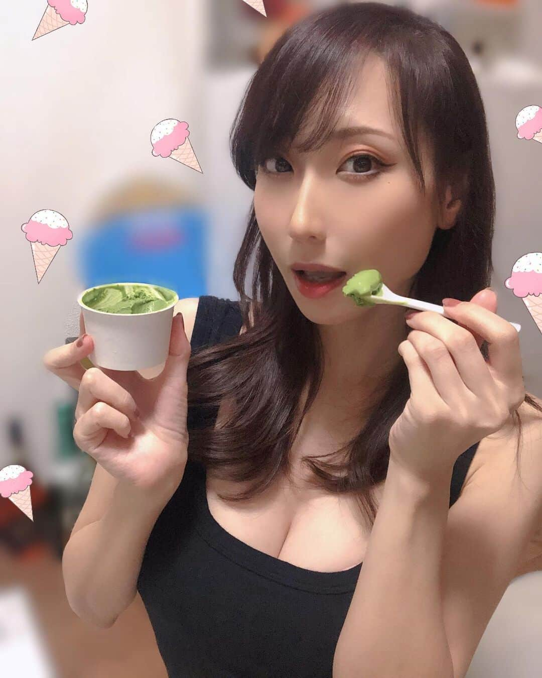 紺野ミクさんのインスタグラム写真 - (紺野ミクInstagram)「はい、あーん🥄と見せかけてあたしが食べるぅ๑ ᷇ 𖥦 ᷆๑)♡美味しすぎるからあーげない🤭  Recommended tea gelato🍵💓 . . 【MARUZEN Tea Roastery 】(@maruzentearoastery )さん自慢の一番茶のみを使用した『焙煎温度別ティージェラート8種』をお取り寄せ🍨💕  静岡県産の高級一番茶を使用🍵それぞれ焙煎温度別に荒茶から煎茶、そして焙じ茶までの変化を楽しめます🥰 ジェラートは店舗内の焙煎機で茶葉を焙煎し、それをパウダーにしてジェラートに混ぜ込んでいるので、しっかりとお茶を感じることができちゃう✨  並べてみると色の変化も凄いし、食べてもお茶の濃さと香ばしさが全然違う❣️👏✨濃厚で美味しい～😭💓  抹茶やお茶好きのかたに本当におすすめ！！  お洒落なギフトボックスで届くので贈り物にもいいですよ(˶> <˶)♡  [焙煎温度別] 0℃荒茶・0℃抹茶・80℃玉露・100℃煎茶・130℃煎茶・130℃玄米茶・160℃焙じ茶・200℃焙じ茶  🛒🫧焙煎温度別 ティージェラート 8個セット ギフトボックス入り 5400円(税込) . . . PR @maruzentearoastery #maruzentearoastery #ティージェラート #お取り寄せアイス #通販スイーツ #通販グルメ #お取り寄せグルメ #ジェラート #スイーツ #抹茶スイーツ」10月29日 17時16分 - konnomiku