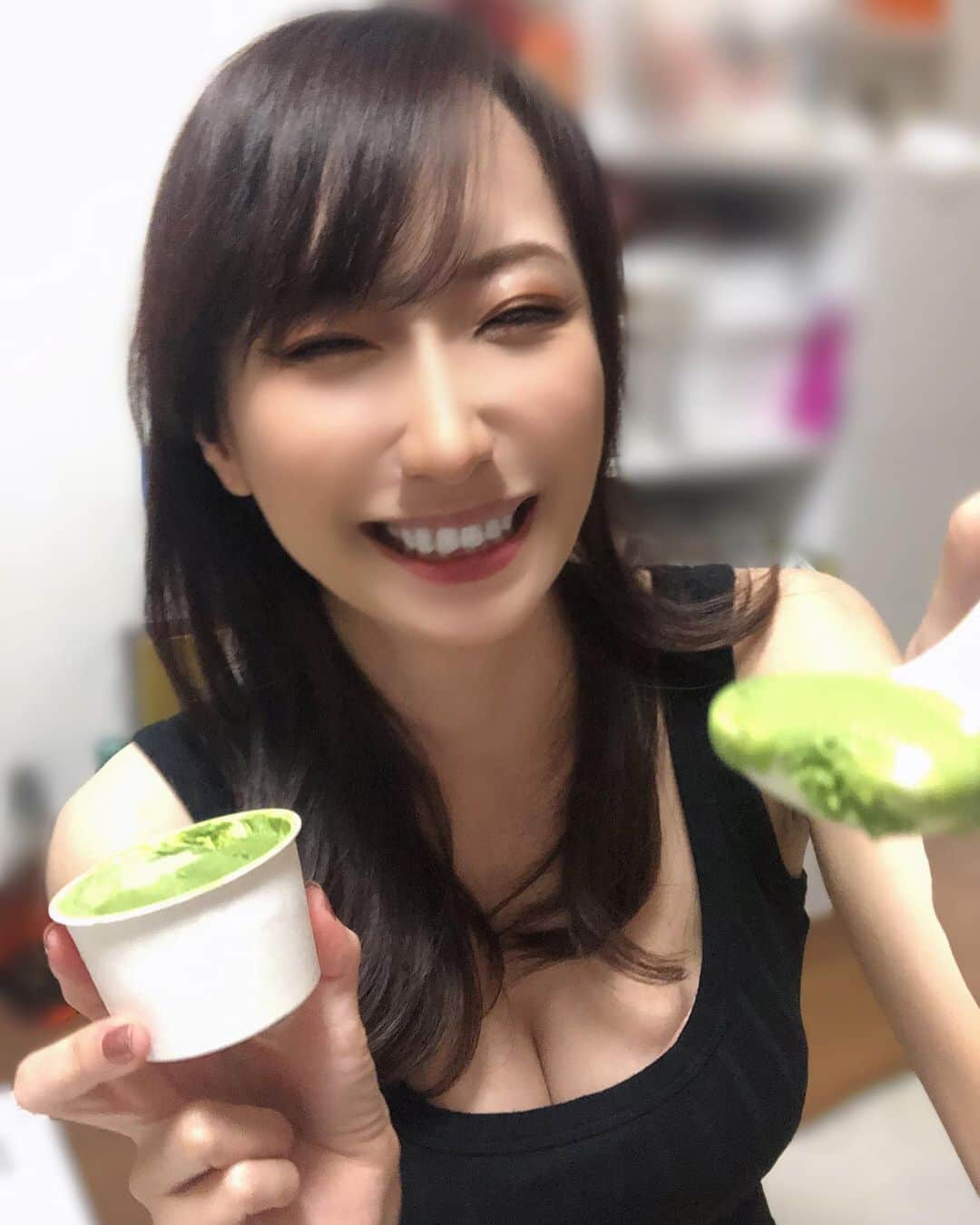 紺野ミクさんのインスタグラム写真 - (紺野ミクInstagram)「はい、あーん🥄と見せかけてあたしが食べるぅ๑ ᷇ 𖥦 ᷆๑)♡美味しすぎるからあーげない🤭  Recommended tea gelato🍵💓 . . 【MARUZEN Tea Roastery 】(@maruzentearoastery )さん自慢の一番茶のみを使用した『焙煎温度別ティージェラート8種』をお取り寄せ🍨💕  静岡県産の高級一番茶を使用🍵それぞれ焙煎温度別に荒茶から煎茶、そして焙じ茶までの変化を楽しめます🥰 ジェラートは店舗内の焙煎機で茶葉を焙煎し、それをパウダーにしてジェラートに混ぜ込んでいるので、しっかりとお茶を感じることができちゃう✨  並べてみると色の変化も凄いし、食べてもお茶の濃さと香ばしさが全然違う❣️👏✨濃厚で美味しい～😭💓  抹茶やお茶好きのかたに本当におすすめ！！  お洒落なギフトボックスで届くので贈り物にもいいですよ(˶> <˶)♡  [焙煎温度別] 0℃荒茶・0℃抹茶・80℃玉露・100℃煎茶・130℃煎茶・130℃玄米茶・160℃焙じ茶・200℃焙じ茶  🛒🫧焙煎温度別 ティージェラート 8個セット ギフトボックス入り 5400円(税込) . . . PR @maruzentearoastery #maruzentearoastery #ティージェラート #お取り寄せアイス #通販スイーツ #通販グルメ #お取り寄せグルメ #ジェラート #スイーツ #抹茶スイーツ」10月29日 17時16分 - konnomiku