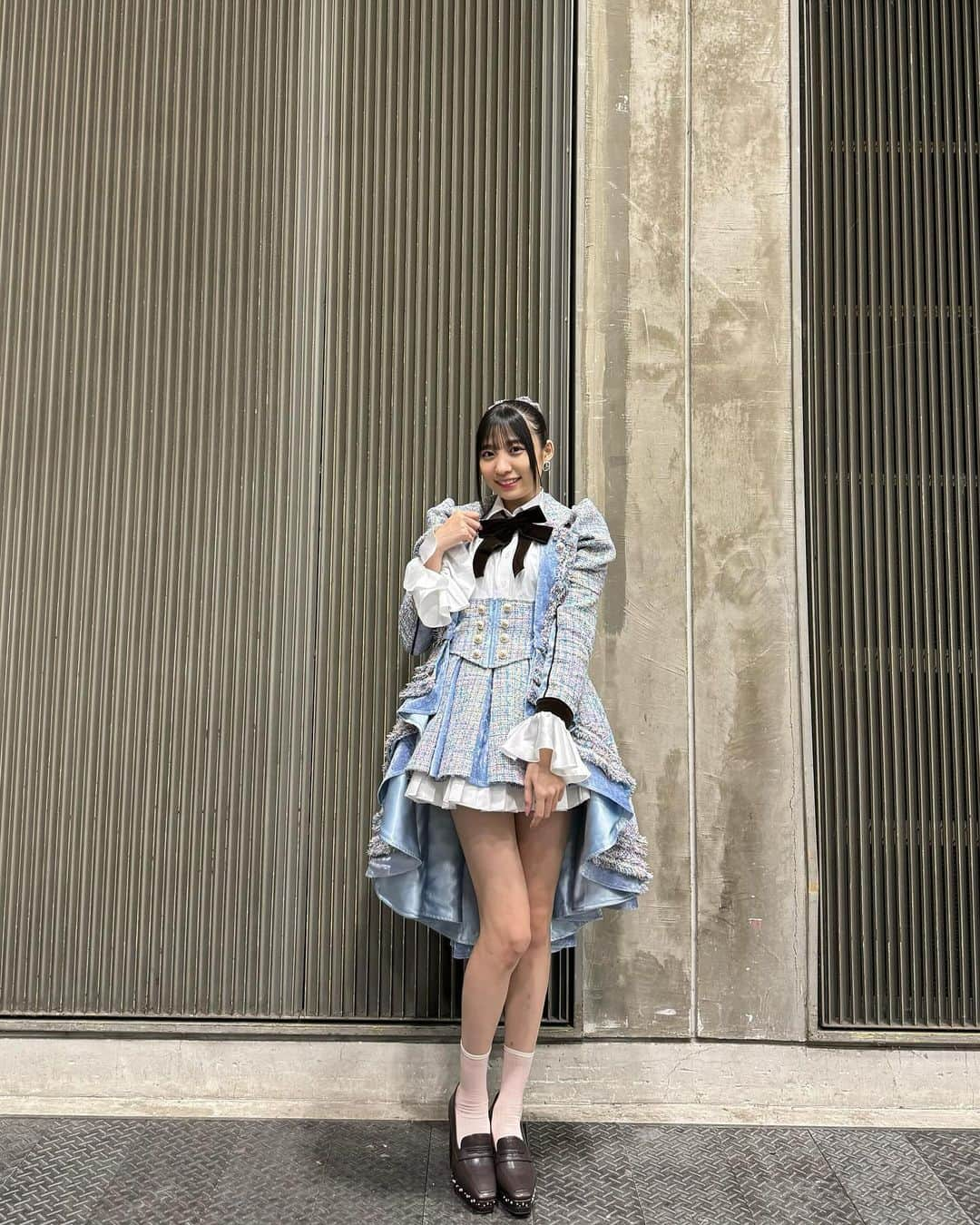 石黒友月のインスタグラム：「⁡ ⁡ ⁡ SKE48に加入して初めて 地元でお仕事ができました🌙 ⁡ ⁡ 出身地の一宮市は織物がとても有名で 尾州の生地を使った衣装まで 準備していただきました👗 ⁡ ⁡ 本当に可愛い､天才…🥺🩵 ⁡ これからも地元でお仕事出来るように もっと盛り上げていけるように頑張ります！  #一宮 #一宮市 #尾州 #尾州ツイード #SKE48 #idol #アイドル」