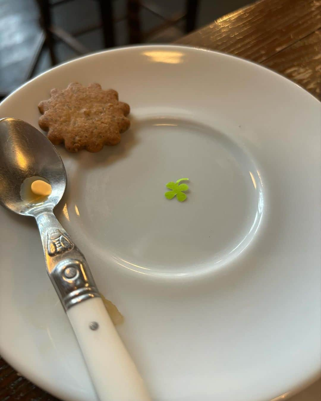 花津ハナヨさんのインスタグラム写真 - (花津ハナヨInstagram)「金沢に行ってきました。子抜きの旅行なんて久しぶり！  この頃なかなか疲労感が抜けず、仕事も集中できなくて真剣に悩んでいたのだけど、旅行中は一日中歩き回ってもさほど疲れない。 そうか、私は日々のことに疲れてたんだな、と気づきました。 たまには日常や、仕事や、家族と離れることも大事ですね。  旅行から帰ってきた翌日に、小1次女とお友達とハロウィンのイベントに出かけて、30分くらいですでにへとへと😂  やはり大人と、手に負えない子供と過ごすのでは、体力も精神力の使い方も全然違うのだなと、すごいスピードで駆けていく娘を追いかけることを諦めながら思いました。  肩の荷物をよっこいしょと一旦おろし、背負い直したものは少し軽くなった気がしなくもない。 明日からは仕事にも集中できるはず！ 知らんけど…。」10月29日 17時16分 - 872874