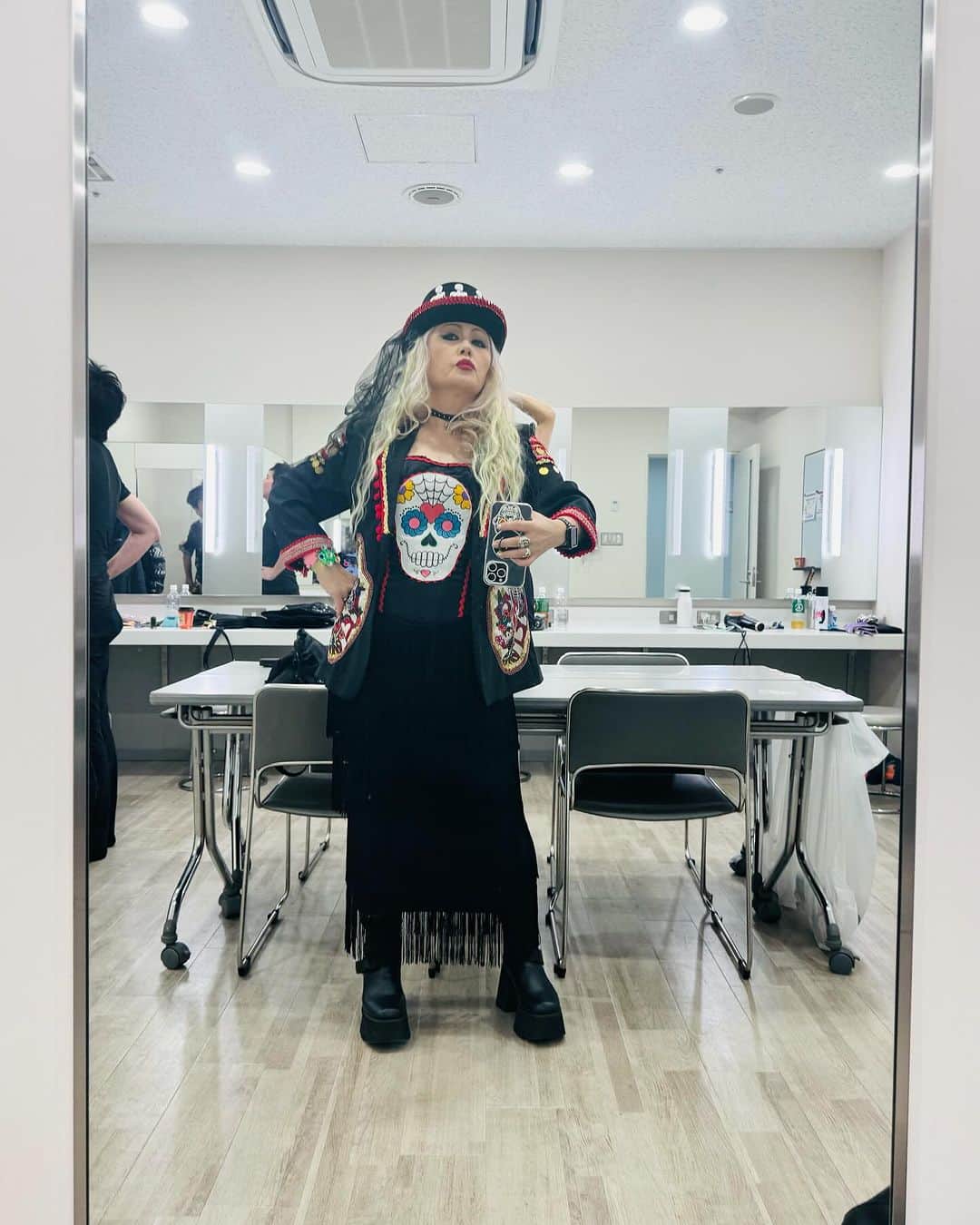 JILLさんのインスタグラム写真 - (JILLInstagram)「RED ROCKS イベント💕 慌ただしかったけど、 シャケちゃんとはパチリ出来たぁ。  会場は大盛り上がりでした。  楽しかったけど いろいろ最近あったから ほんとうにみんな元気でステージに立てること、 会場中で盛り上れること、 すごく心に来ました。  ありがとう。  ———————————— #10月29日REDROCKS #11月03日西条市ストーンハンマー #11月04日西条市こけら落とし #12月30日大手町三井ホール ———————————— #jillpersonz  #personz  #youtubepersonzチャンネル #note  #jillpersonz  #エアプレ #JILLプレ #ラジオ高崎 #三味線jill屋」10月29日 17時17分 - jillpersonz