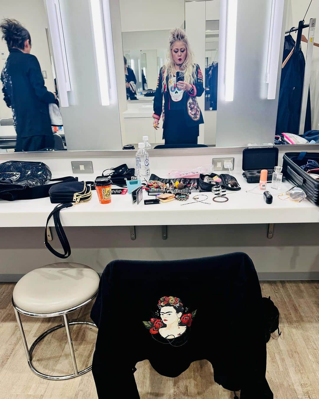 JILLさんのインスタグラム写真 - (JILLInstagram)「RED ROCKS イベント💕 慌ただしかったけど、 シャケちゃんとはパチリ出来たぁ。  会場は大盛り上がりでした。  楽しかったけど いろいろ最近あったから ほんとうにみんな元気でステージに立てること、 会場中で盛り上れること、 すごく心に来ました。  ありがとう。  ———————————— #10月29日REDROCKS #11月03日西条市ストーンハンマー #11月04日西条市こけら落とし #12月30日大手町三井ホール ———————————— #jillpersonz  #personz  #youtubepersonzチャンネル #note  #jillpersonz  #エアプレ #JILLプレ #ラジオ高崎 #三味線jill屋」10月29日 17時17分 - jillpersonz