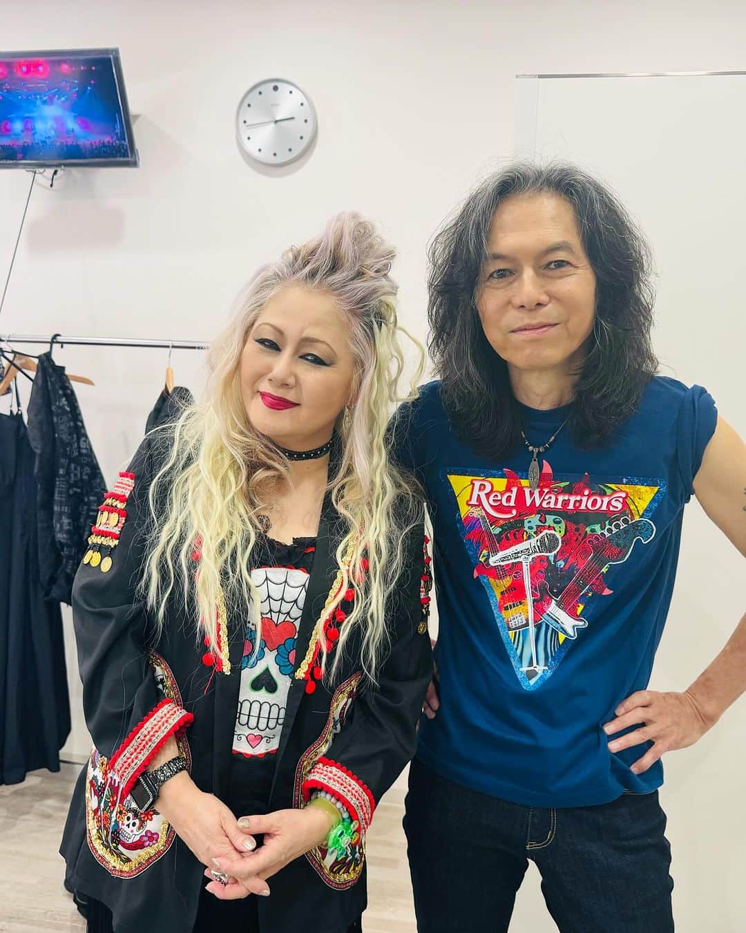 JILLさんのインスタグラム写真 - (JILLInstagram)「RED ROCKS イベント💕 慌ただしかったけど、 シャケちゃんとはパチリ出来たぁ。  会場は大盛り上がりでした。  楽しかったけど いろいろ最近あったから ほんとうにみんな元気でステージに立てること、 会場中で盛り上れること、 すごく心に来ました。  ありがとう。  ———————————— #10月29日REDROCKS #11月03日西条市ストーンハンマー #11月04日西条市こけら落とし #12月30日大手町三井ホール ———————————— #jillpersonz  #personz  #youtubepersonzチャンネル #note  #jillpersonz  #エアプレ #JILLプレ #ラジオ高崎 #三味線jill屋」10月29日 17時17分 - jillpersonz