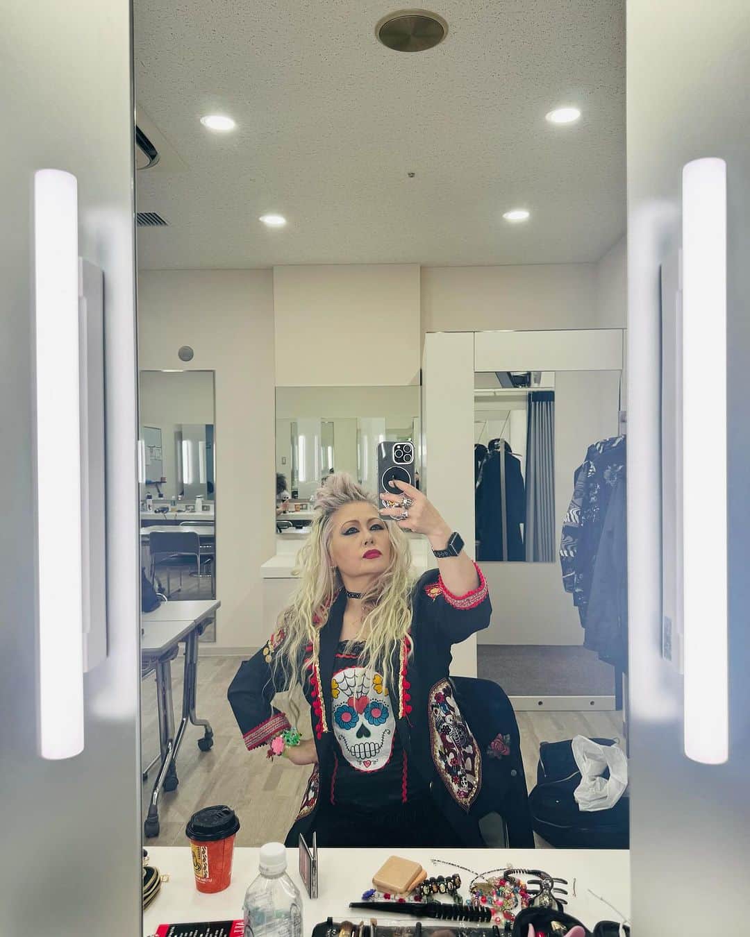 JILLさんのインスタグラム写真 - (JILLInstagram)「RED ROCKS イベント💕 慌ただしかったけど、 シャケちゃんとはパチリ出来たぁ。  会場は大盛り上がりでした。  楽しかったけど いろいろ最近あったから ほんとうにみんな元気でステージに立てること、 会場中で盛り上れること、 すごく心に来ました。  ありがとう。  ———————————— #10月29日REDROCKS #11月03日西条市ストーンハンマー #11月04日西条市こけら落とし #12月30日大手町三井ホール ———————————— #jillpersonz  #personz  #youtubepersonzチャンネル #note  #jillpersonz  #エアプレ #JILLプレ #ラジオ高崎 #三味線jill屋」10月29日 17時17分 - jillpersonz