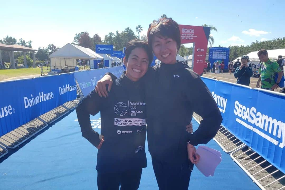 上田藍さんのインスタグラム写真 - (上田藍Instagram)「. 🙌🙌🙌🙌🙌🙌🙌🙌🙌🙌🙌🙌  World triathlon cup MIYAZAKI.🇯🇵 #worldtriathlon  #japantriathlonunion  #miyazaki #triathlon #gooddays   🙌🙌🙌🙌🙌🙌🙌🙌🙌🙌🙌🙌  ☀️ワールドトライアスロンカップ宮崎大会2023☀️ ☀️日本エイジグループナショナルチャンピオンシップ・シリーズファイナル(2023/宮崎)☀️ ☀️キッズ＆ジュニアトライアスロン大会☀️  大会では、宮崎放送さんがYouTubeでライブ配信される大会の生中継の解説や会場MC、スターターなどを務めさせていただき、  大会以外の時間では、 大会開催された場所(@宮崎臨海公園🏖️) からすぐ近くにある檍北小学校6年生の生徒さん達(約100名)にトライアスロンの魅力や私自身が大切にしていることのお話、世界を転戦した経験などをお伝えさせていただいたり、  宮崎市トップアスリート発掘事業で選抜されたジュニア層の選手の皆さんに向けた講演の講師を務めさせていただき、同じく魅力や大切にしていることをお伝えさせて頂いた後には、ストレッチ＆体幹トレーニングを行いました💪✨  とても元気で明るい生徒さん達ばかりで、今は色々な種目に挑戦をしながら、自分にあうスポーツをこれから選択していかれるとのことで、スポーツ界で活躍される日が待ち遠しいです🤗❤️  宮崎での時間を多くの方とふれあうことができ、とっても充実していました🙌🍀  会場でお声掛け下さった皆様、ありがとうございました。11月19日にメキシコ🇲🇽で開催される【アイアンマンコスメル】に向けて、バッチリ仕上げていきたいと思います💪🔥  #宮崎大会 #未来のオリンピアン #宮崎市トップアスリート発掘事業 #ワールドトライアスロンカップ #日本エイジグループナショナルチャンピオンシップ #盛り沢山で盛り上がった濃厚な週末🍀 #私もレースで躍動したいと思います🔥 #トライアスロン #上田藍 #感謝❤️」10月29日 17時19分 - ai_love_tri