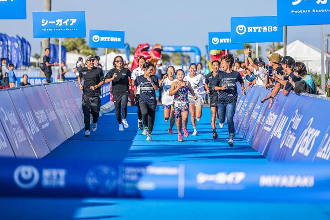 上田藍のインスタグラム：「. 🙌🙌🙌🙌🙌🙌🙌🙌🙌🙌🙌🙌  World triathlon cup MIYAZAKI.🇯🇵 #worldtriathlon  #japantriathlonunion  #miyazaki #triathlon #gooddays   🙌🙌🙌🙌🙌🙌🙌🙌🙌🙌🙌🙌  ☀️ワールドトライアスロンカップ宮崎大会2023☀️ ☀️日本エイジグループナショナルチャンピオンシップ・シリーズファイナル(2023/宮崎)☀️ ☀️キッズ＆ジュニアトライアスロン大会☀️  大会では、宮崎放送さんがYouTubeでライブ配信される大会の生中継の解説や会場MC、スターターなどを務めさせていただき、  大会以外の時間では、 大会開催された場所(@宮崎臨海公園🏖️) からすぐ近くにある檍北小学校6年生の生徒さん達(約100名)にトライアスロンの魅力や私自身が大切にしていることのお話、世界を転戦した経験などをお伝えさせていただいたり、  宮崎市トップアスリート発掘事業で選抜されたジュニア層の選手の皆さんに向けた講演の講師を務めさせていただき、同じく魅力や大切にしていることをお伝えさせて頂いた後には、ストレッチ＆体幹トレーニングを行いました💪✨  とても元気で明るい生徒さん達ばかりで、今は色々な種目に挑戦をしながら、自分にあうスポーツをこれから選択していかれるとのことで、スポーツ界で活躍される日が待ち遠しいです🤗❤️  宮崎での時間を多くの方とふれあうことができ、とっても充実していました🙌🍀  会場でお声掛け下さった皆様、ありがとうございました。11月19日にメキシコ🇲🇽で開催される【アイアンマンコスメル】に向けて、バッチリ仕上げていきたいと思います💪🔥  #宮崎大会 #未来のオリンピアン #宮崎市トップアスリート発掘事業 #ワールドトライアスロンカップ #日本エイジグループナショナルチャンピオンシップ #盛り沢山で盛り上がった濃厚な週末🍀 #私もレースで躍動したいと思います🔥 #トライアスロン #上田藍 #感謝❤️」