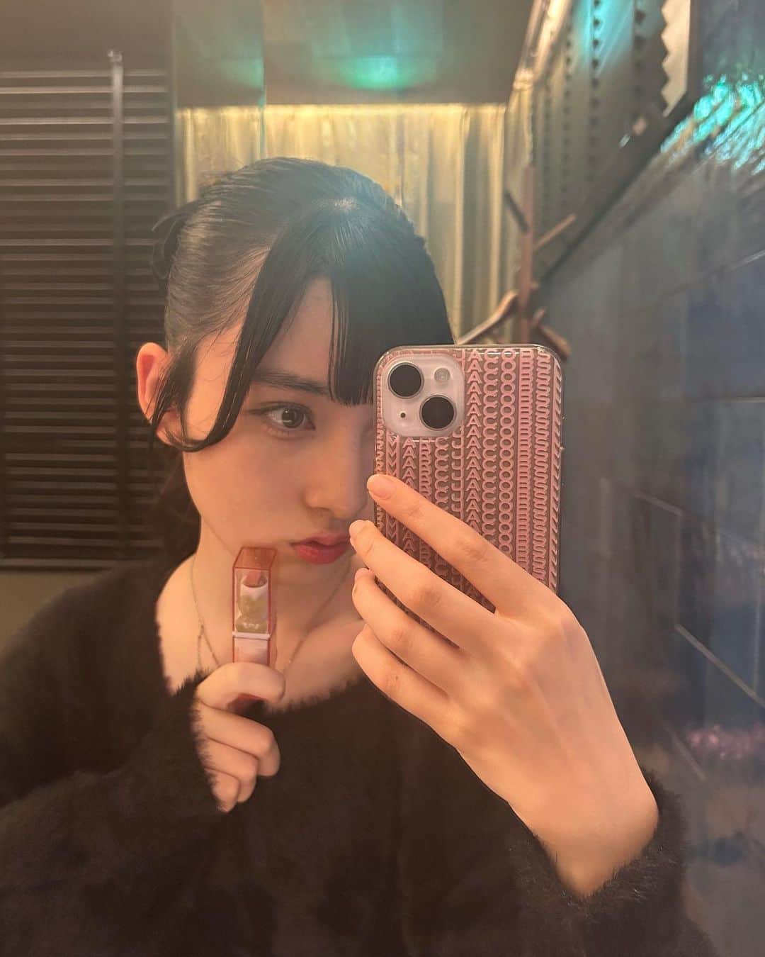 のインスタグラム：「11/1 発売のニコラ 12 月号ふろくは『sona うるうる リップバーム』です♡ 1 本でうるうるリップになれちゃいます〜！色味を調整できる「イチゴレッド」カラーなので使いやすいんです＾＾  ニコラ12月号ぜひチェックしてね︎︎︎︎︎︎☑︎  #ニコラ #nicola #ニコモ #ニコラ 12 月号 #SONA #ソナ #ソナコ#川原美杏」
