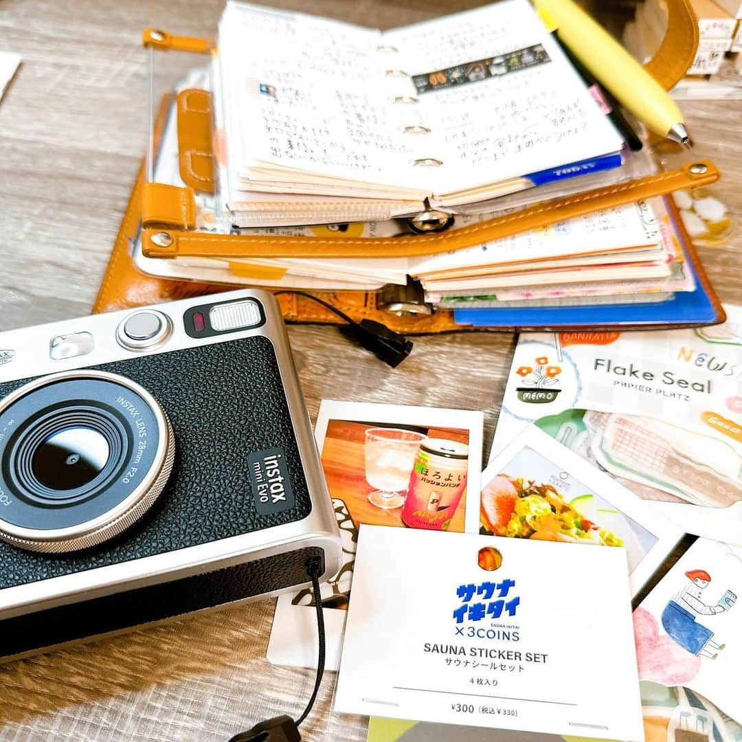 しあわせはんこさんのインスタグラム写真 - (しあわせはんこInstagram)「10/29 最近買ったinstax mini Evo ✨昔持ってたチェキカメラとは比べものにならないくらいとても綺麗に印刷できて感動🥹 まあフィルム高いけど、可愛いから買って良かった。M5にもギリ貼れる(分厚いけどね）あとは相変わらずわちゃ〜っと書いてる手帳たちと、3coinsできっとママが好きだろうって事で買ってきてくれたステッカー。チャームもあって、娘のが可愛かったからまた今度見つけたら買いたいなぁと思ってます🥰  #チェキのある暮らし #システム手帳ミニ6 #システム手帳ミニ5 #letsクリアシステム手帳m5 #ミネルバボックスミニ6  #instaxminievo #システム手帳の中身 #サウナイキタイ  #サウナイキタイステッカー」10月29日 17時28分 - siawasehanko