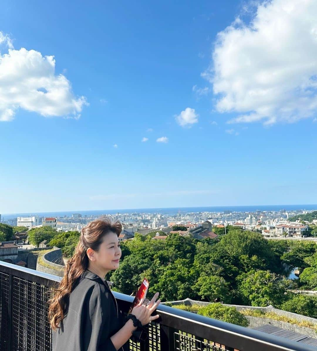 南野陽子のインスタグラム：「RBCiラジオの番組で沖縄県に来ました😊 多くの方にあたたかく迎えていただき嬉しかったです。ありがとうございました🍀 久しぶりの沖縄✨何を食べようかなッ😊  📺テレビ東京『THE カラオケ★バトル』 11月5日(日)18:30〜20:30  📺BS朝日『そこに山があるから』 毎週水曜日 22:30〜22:54  📺テレビ朝日『仮面ライダーガッチャード』 毎週日曜日　朝9:00〜9:30 【一ノ瀬珠美 役】  📻 文化放送『須田慎一郎 南野陽子の 誰にもわかる"経済学"』 毎週土曜日 18:00〜18:15   🎞️ 『仮面ライダーTHE WINTER MOVIE ガッチャード&ギーツ』 2023年12月22日(金)全国公開  💿『明日への虹』各音楽サイト配信中  💿『南野陽子SUPER HIT』主要高速道路サービスエリアにて販売中 ¥2,096(税込)  📖世界文化社『家庭画報12月号』 11月1日(水)発売  📖集英社　南野陽子写真集『FLOWERS Another edition』週プレグラジャパン！ほか主要電子書店にて販売中  🎭『関西演劇祭2023』 開催日程：11月11日(土)〜11月19日(日) 会場：クールジャパンパーク大阪SSホール https://kansai-engekisai.com/  #10月 #家庭画報 #THAカラオケバトル #関西演劇祭2023 #明日への虹 #そこに山があるから #映画 #仮面ライダーギーツ #仮面ライダーガッチャード #南野陽子SUPER HIT #集英社 #FLOWERS Another edition #ラジオ #nanno #南野陽子」