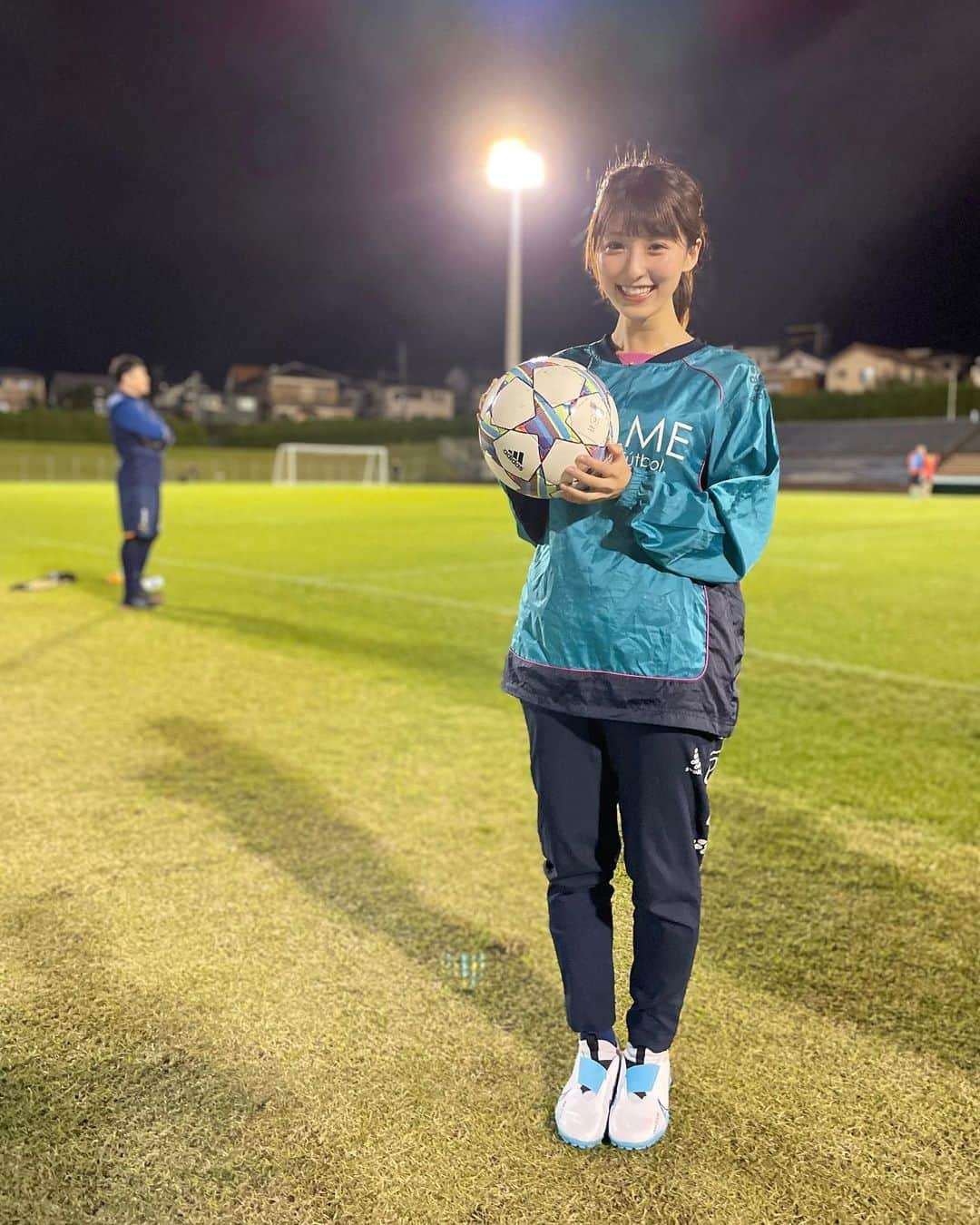 白木愛奈さんのインスタグラム写真 - (白木愛奈Instagram)「以前草薙総合運動場でサッカーをした時の写真⚽️ 週1のフットサルが、いつも普段の生活の中で、いい気分転換になっています✨️  体を動かすのが好きな方、はたまた最近運動不足だなぁというみなさんにお知らせです！  5年振りに開催する静岡マラソンが現在エントリー受付中です🏃‍♀️ 開催日時→2024年3月10日(日) 番組HP→ https://www.shizuoka-marathon.com/  高低差が少なく走りやすいコースなので、初心者でも挑戦しやすく、経験者の方は自己ベストが狙えます🫡 さらに富士山と駿河湾を臨めるコース🗻 わたしも一生に一度はフルマラソン走ってみたいです😂 ラン中にいちごや静岡おでんが楽しめるブースもありますよ🍓  さらに今夜10時54分からは、静岡マラソンについての特別番組を放送しますので、是非ご覧ください〜(*^^*) 県内外のみなさんからのご応募お待ちしています❣️  #静岡マラソン #後ろに写っているの #片山先輩 #白木愛奈」10月29日 17時21分 - shiraki_mana