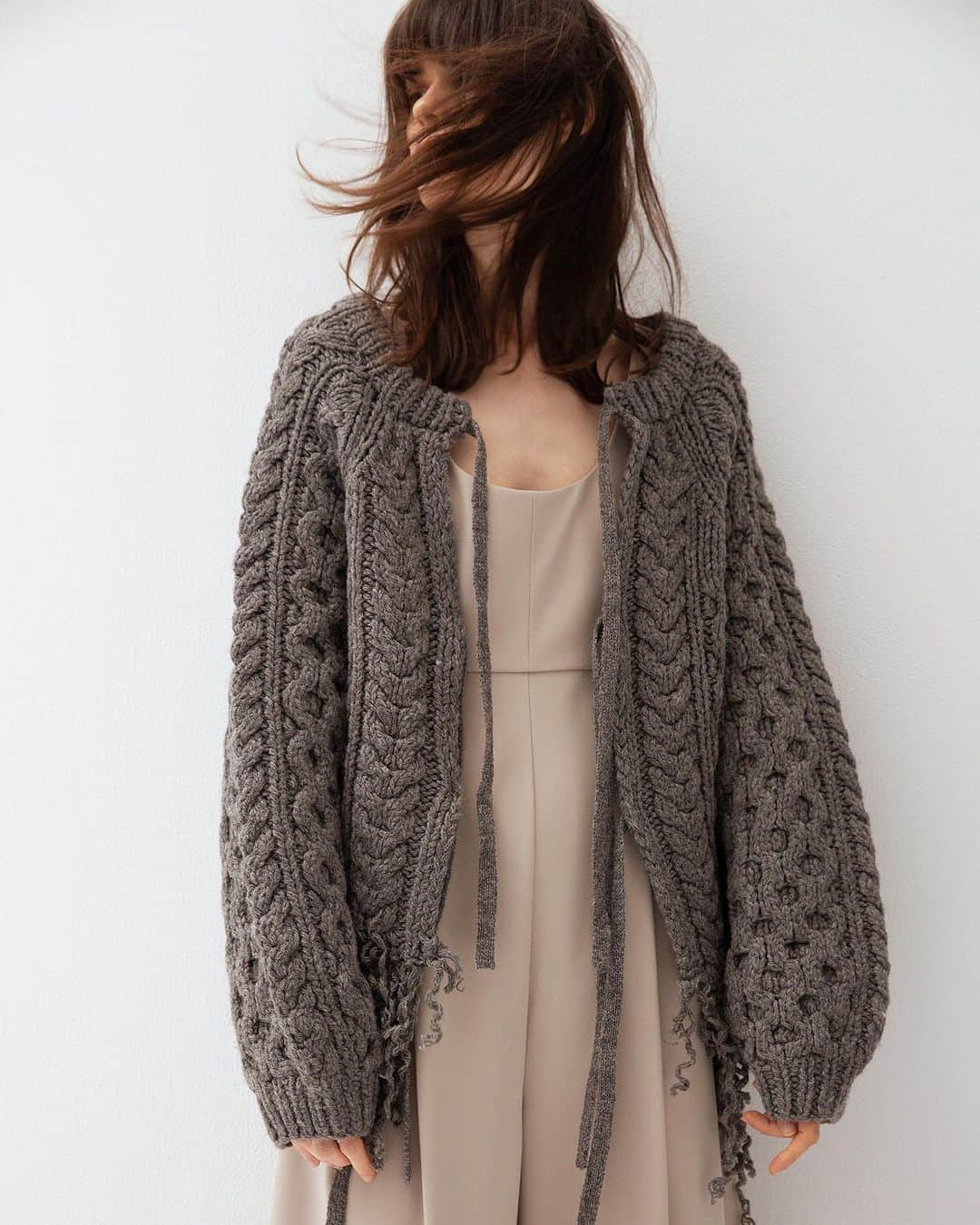 leinwande_officialのインスタグラム：「ㅤㅤㅤㅤㅤㅤㅤㅤㅤㅤㅤㅤㅤ leinwände 23autumn/winter collection -Hand Cable Knit Top- ㅤㅤㅤㅤㅤㅤㅤㅤㅤㅤㅤㅤㅤ ローゲージのウールヤーンを多本取りし、棒針の手編みでざっくりと仕上げた ケーブルトップ。一度編み上げた裾をランダムなシェイプで編みほどくことで カールのかかった動きのあるフリンジに。背面は結びのデザインで前後どちらでも着用可能。 ㅤㅤㅤㅤㅤㅤㅤㅤㅤㅤㅤㅤㅤ #leinwände #leinwande」