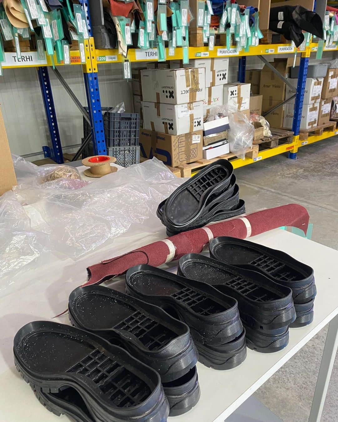 テーリポルキさんのインスタグラム写真 - (テーリポルキInstagram)「This week’s Factory trip to Portugal ~ SS24 production New materials for AW24 Sole hunting Rainy Porto #madeinportugal #finnishdesign #newcollection #shoes #terhipölkki」10月29日 17時25分 - terhipolkkishoes