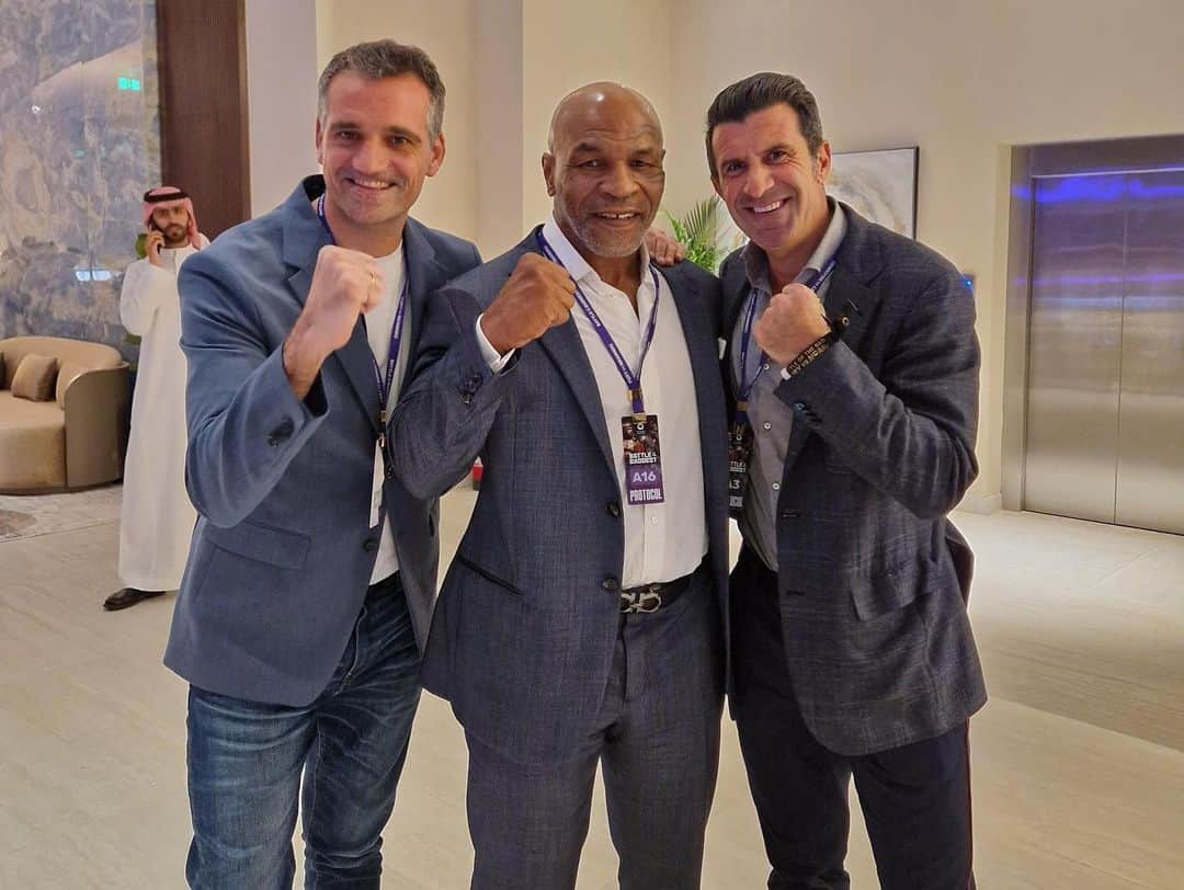 ルイス・フィーゴさんのインスタグラム写真 - (ルイス・フィーゴInstagram)「Showtime !!! Great experience watching the thrilling the #BattleofTheBaddest in Riyadh. @tysonfury @francisngannou @laliga 💪🤘🥊」10月29日 17時25分 - luis__figo