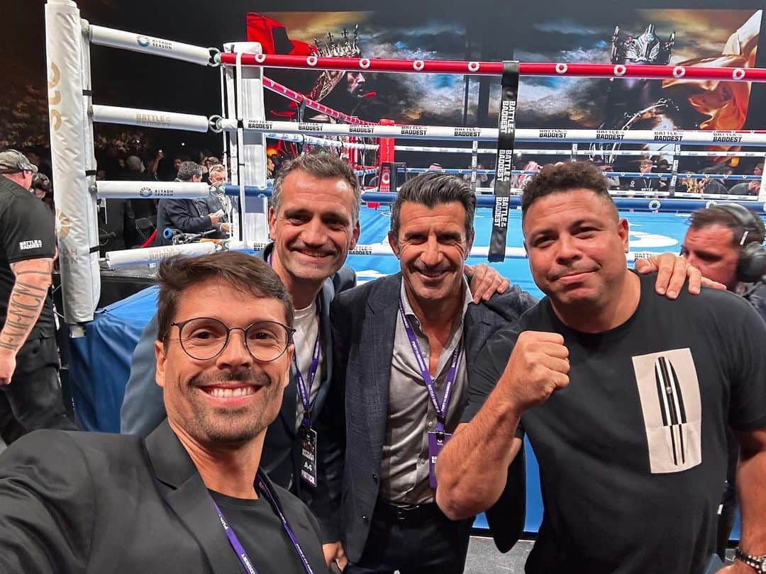 ルイス・フィーゴのインスタグラム：「Showtime !!! Great experience watching the thrilling the #BattleofTheBaddest in Riyadh. @tysonfury @francisngannou @laliga 💪🤘🥊」