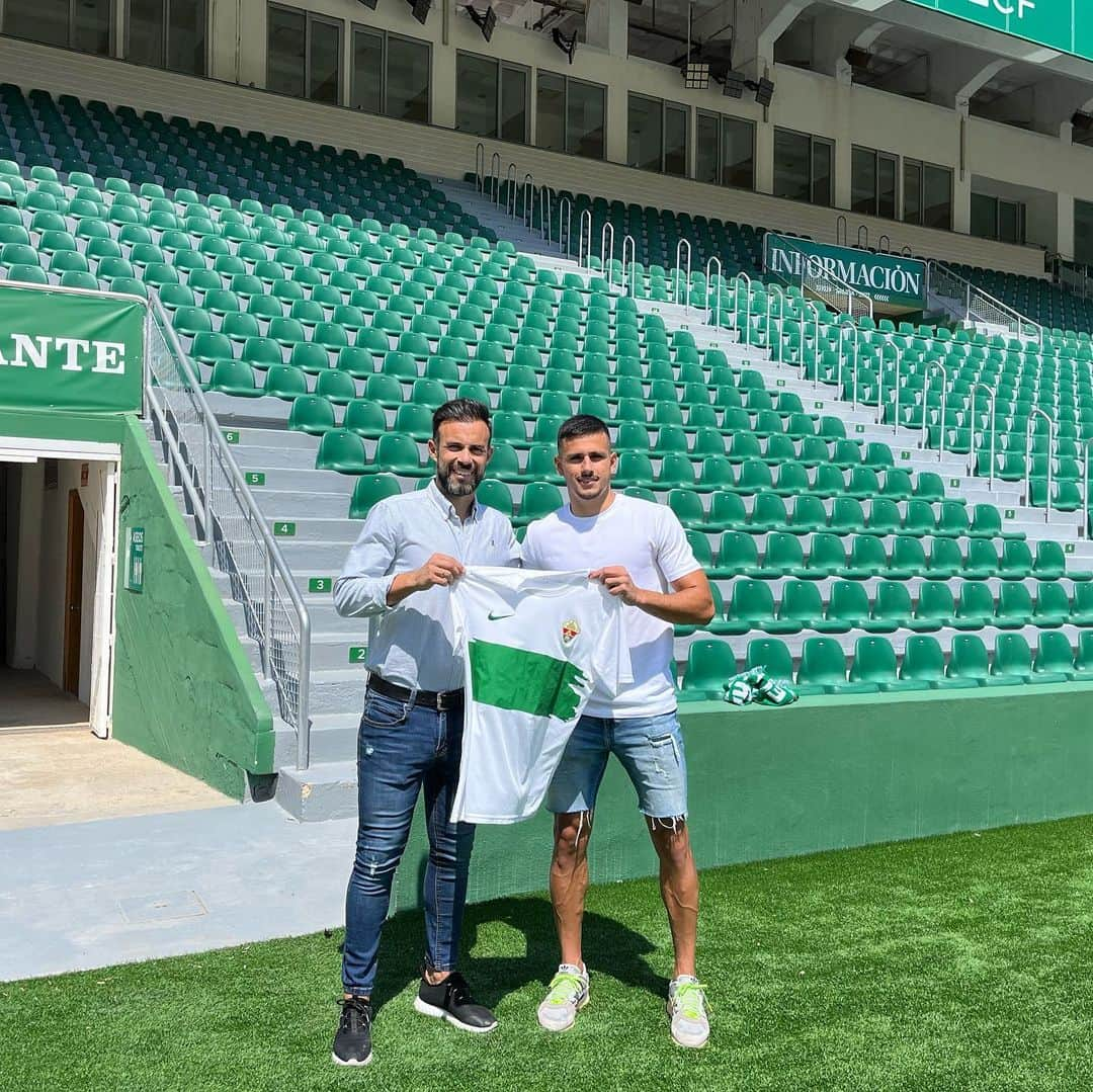 フランシスコ・モリネーロのインスタグラム：「Enhorabuena @javi_pamies6 por tu debut profesional con él equipo de tu vida, te lo mereces, ahora a seguir currando como lo haces siempre. 👏🏻⚽️」