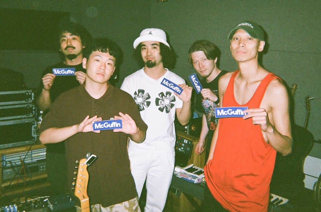 のインスタグラム：「⚡️New動画をYouTubeで公開！⚡️  【気鋭のロックバンド 鋭児】「アツくなっている瞬間を大事にする」バンド結成の経緯や音楽的ルーツ、レコーディングスタイルなどについてインタビュー！ 強烈な個性がぶつかり合う彼らの目指す場所とは？  @age2020age  第一線で活躍する若き表現者にスポットライトを当てるこの企画。 何に悩み、それをどう乗り越えるのか。 今回は都内を中心に活躍するミクスチャーロックバンドの鋭児が登場。 都内某所にてレコーディングを行っていた彼らにインタビューを行った。  バンドを結成した経緯や好きアーティストやルーツはもちろん、他のバンドとの違いやレコーディングスタイルについても語ってもらった。  ■鋭児 Vo.御厨響一 Gt.及川千春 Ba.菅原寛人 Key.藤田聖史 Dr.市原太郎の5人編成のロックバンド。 バンド名である「鋭児」はVo.御厨の尊敬する祖父の名前。 2019年渋谷のストリートでセッションする中で出会い結成。 2021年1月には1stEP「銀河」、4月に2nd EP「Fire」リリース。 同年5月にLove Music「フジテレビ」ニューカマーコーナーにて紹介。 その後つくばロックフェス、BAYCAMP @新木場スタジオコーストに出演。 10月に3rdEP「連理」リリースし、12月の渋谷WWWでのライブはSold Outに。 オルタナティヴロック、ソウル、ヒップホップ、エレクトロなどをミックスさせたようなジャンルレスな音楽性は、これまでのバンドの既成概念を壊す力を持つ。またJAMしながら作り上げ、リアルを追求するライブパフォーマンスが特長である。  ・IG：@age2020age https://www.instagram.com/age2020age/  ・EC https://age2020age.stores.jp/  ・NEW SINGLE「Catch The Miracle」 Steaming / DL https://orcd.co/catchthemiracle MV https://www.youtube.com/watch?v=rQV4D99QgsE  #鋭児 #AGE #ロック #バンド #邦ロック #rock #music #band #street」