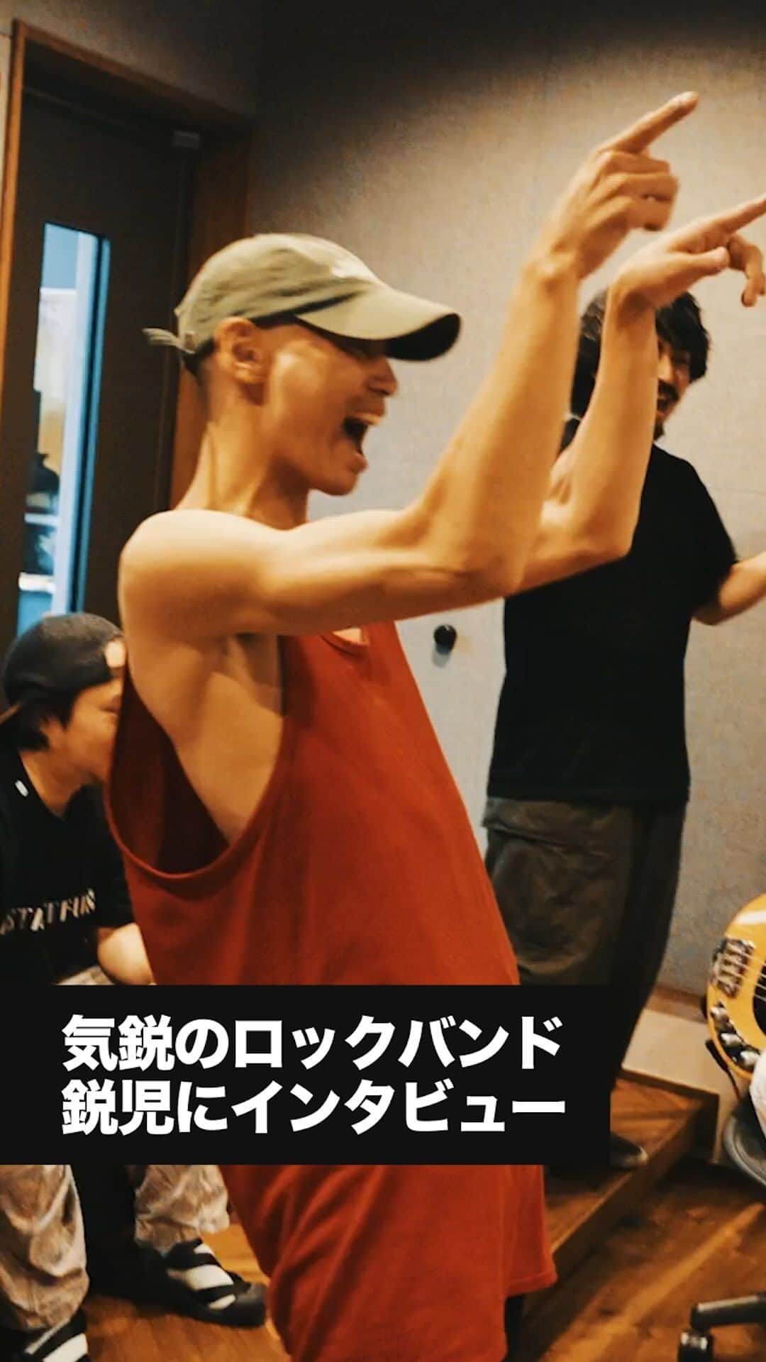 のインスタグラム：「⚡️New動画をYouTubeで公開！⚡️  【気鋭のロックバンド 鋭児】「アツくなっている瞬間を大事にする」バンド結成の経緯や音楽的ルーツ、レコーディングスタイルなどについてインタビュー！ 強烈な個性がぶつかり合う彼らの目指す場所とは？  @age2020age  第一線で活躍する若き表現者にスポットライトを当てるこの企画。 何に悩み、それをどう乗り越えるのか。 今回は都内を中心に活躍するミクスチャーロックバンドの鋭児が登場。 都内某所にてレコーディングを行っていた彼らにインタビューを行った。  バンドを結成した経緯や好きアーティストやルーツはもちろん、他のバンドとの違いやレコーディングスタイルについても語ってもらった。  ■鋭児 Vo.御厨響一 Gt.及川千春 Ba.菅原寛人 Key.藤田聖史 Dr.市原太郎の5人編成のロックバンド。 バンド名である「鋭児」はVo.御厨の尊敬する祖父の名前。 2019年渋谷のストリートでセッションする中で出会い結成。 2021年1月には1stEP「銀河」、4月に2nd EP「Fire」リリース。 同年5月にLove Music「フジテレビ」ニューカマーコーナーにて紹介。 その後つくばロックフェス、BAYCAMP @新木場スタジオコーストに出演。 10月に3rdEP「連理」リリースし、12月の渋谷WWWでのライブはSold Outに。 オルタナティヴロック、ソウル、ヒップホップ、エレクトロなどをミックスさせたようなジャンルレスな音楽性は、これまでのバンドの既成概念を壊す力を持つ。またJAMしながら作り上げ、リアルを追求するライブパフォーマンスが特長である。  ・IG：@age2020age https://www.instagram.com/age2020age/  ・EC https://age2020age.stores.jp/  ・NEW SINGLE「Catch The Miracle」 Steaming / DL https://orcd.co/catchthemiracle MV https://www.youtube.com/watch?v=rQV4D99QgsE  #鋭児 #AGE #ロック #バンド #邦ロック #rock #music #band #street」