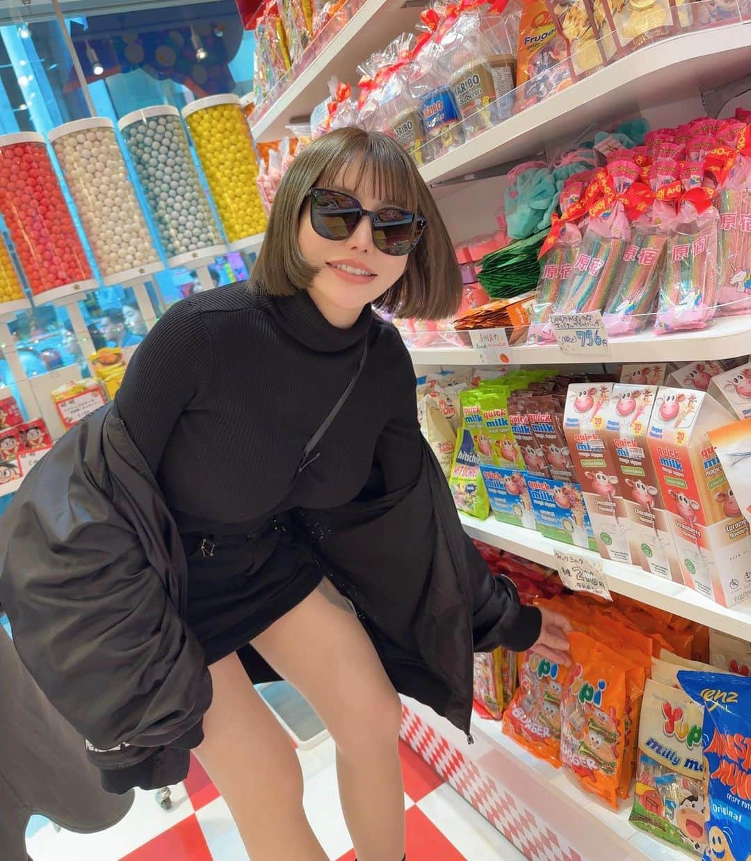 yoyo_hinaのインスタグラム：「🍭🍬🎃 今年はハロウィンぽいこと 何もしないけど ハロウィンぽいお菓子は たくさんGetした🫣♡  #ハロウィン#原宿 #お菓子#甘味#スイーツ女子  #harajuku #halloween」