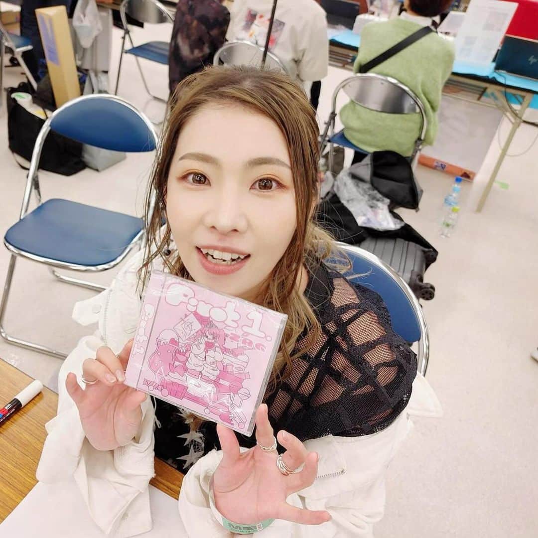 ZAQのインスタグラム：「M3ありがとうございました😊✨ とってもたくさんの方々にCDを受け取ってもらえて本当に嬉しかったです！  ワンマンライブのチケットも同時に発売したのですが、そちらでチケット買っていただいた方々もありがとうございました✨✨  初めましての方もいつもありがとうの方も、ZAQの新しい音作りを楽しんでもらえてたら幸いです✨(^^) そして、曲の感想ももらえたらとても嬉しい。。 今後の参考にね！☺️  昔から同人音楽イベントというのには興味があって、ずっと出たいと思ってました。 それはわたしが同人音楽でたくさん音楽を勉強させてもらった過去があるからでして。（昔めっちゃ音源買いまくって音楽分析とかしてた）  わたしがこういうイベントに参戦することで、ファンだけでなく、いろんな音楽を作る方々にも勇気とか与えられたらなと思ってます！おこがましいことですが！  ワンマンライブ楽しみにしてるよ！という声もたくさん聞けました。 今年のKURUIZAQは新たな挑戦をしようと思ってますので楽しみにしててください✨✨  今日は本当にありがとうございました😊✨  【追記】 今回CDが買えなかった方々も、11月8日からデジタルリリース開始しますのでぜひ新曲を堪能してください✨✨」