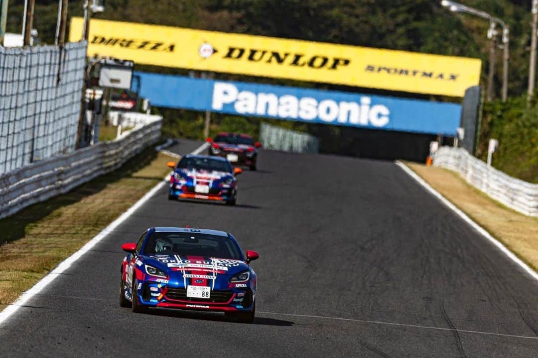 のインスタグラム：「決勝4位＋ファステストラップでした！8位から難しいレースになる事を想像していましたが、展開に恵まれポジションを上げることができました☺️  りんたろうも7位でチェッカーを受け、第3戦の茂木から2台揃ってポイント獲得を継続できています👍  これも、トラブルなく車を走らせてくれるチーム皆んなのおかげです‼️  最終戦は笑顔で終わるために頑張ります💪 @tokyo_subaru.official  @chibasubaru」