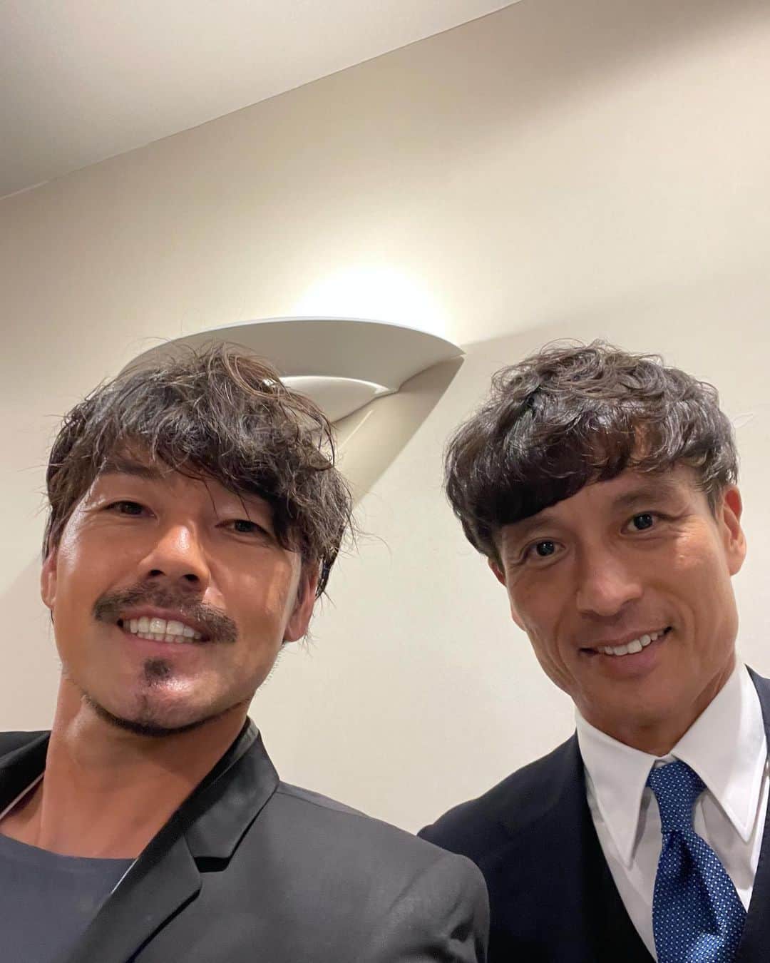 のインスタグラム：「宮本恒靖さんと。　かっこええわ。  #日本代表 #soccer #日本サッカー協会 #つねさま #スーツ  #fashion  #style」