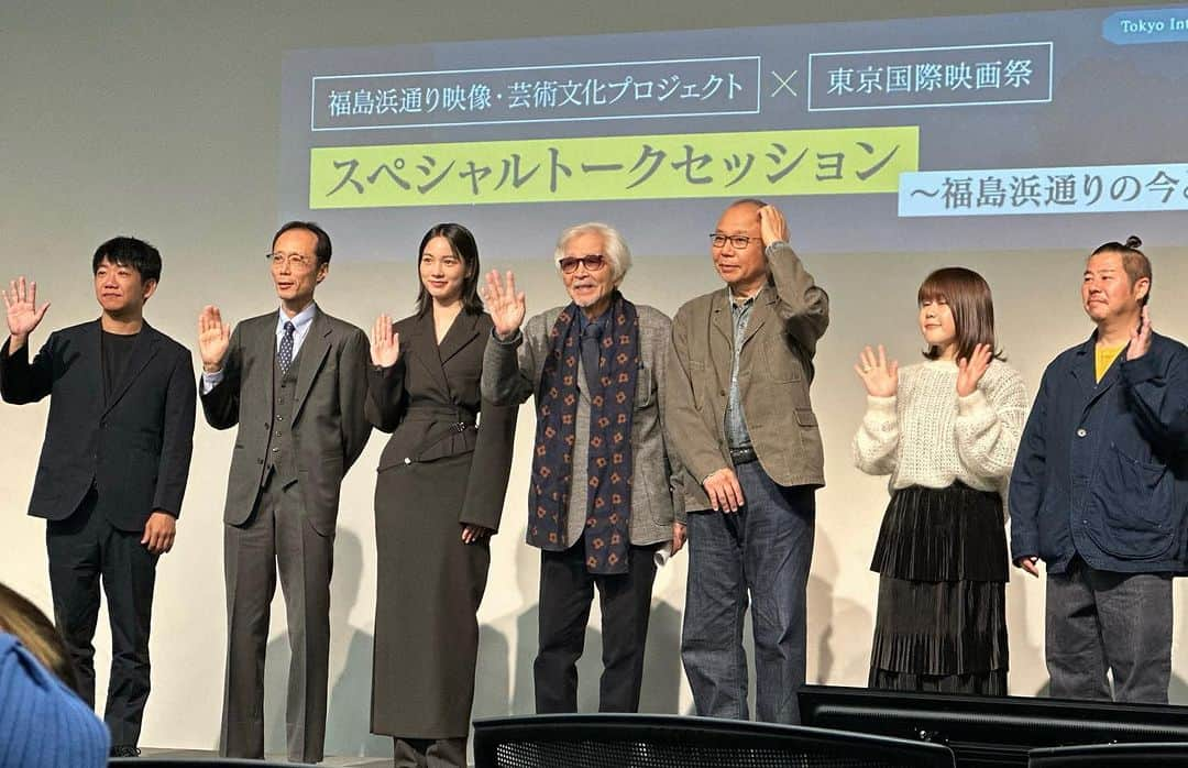 犬童一心のインスタグラム：「山田洋次監督、のん監督、山戸結希監督、渡部亮平監督、小川真司プロデューサー。福島の震災原発事故から12年、浜通りのこれからについて東京国際映画祭で話しました。  映画にできることは何か。  山田洋次監督は、 長い時間をけて「運動」として考えいかなければならない、と。  私は、山田洋次監督の最高の笑顔の瞬間に頭を掻いたせいで、不思議な手の位置となりました。  アーティストインレジデンスの募集が始まっています。  第一次採択者に、タル・ベーラ監督が。  ◎福島浜通り映像・芸術文化プロジェクト   #アーティストインレジデンス #経済産業省 令和5年度 地域経済政策推進事業費補助金 芸術家の中期滞在制作支援事業↓  https://hamacul-project2023.com/」