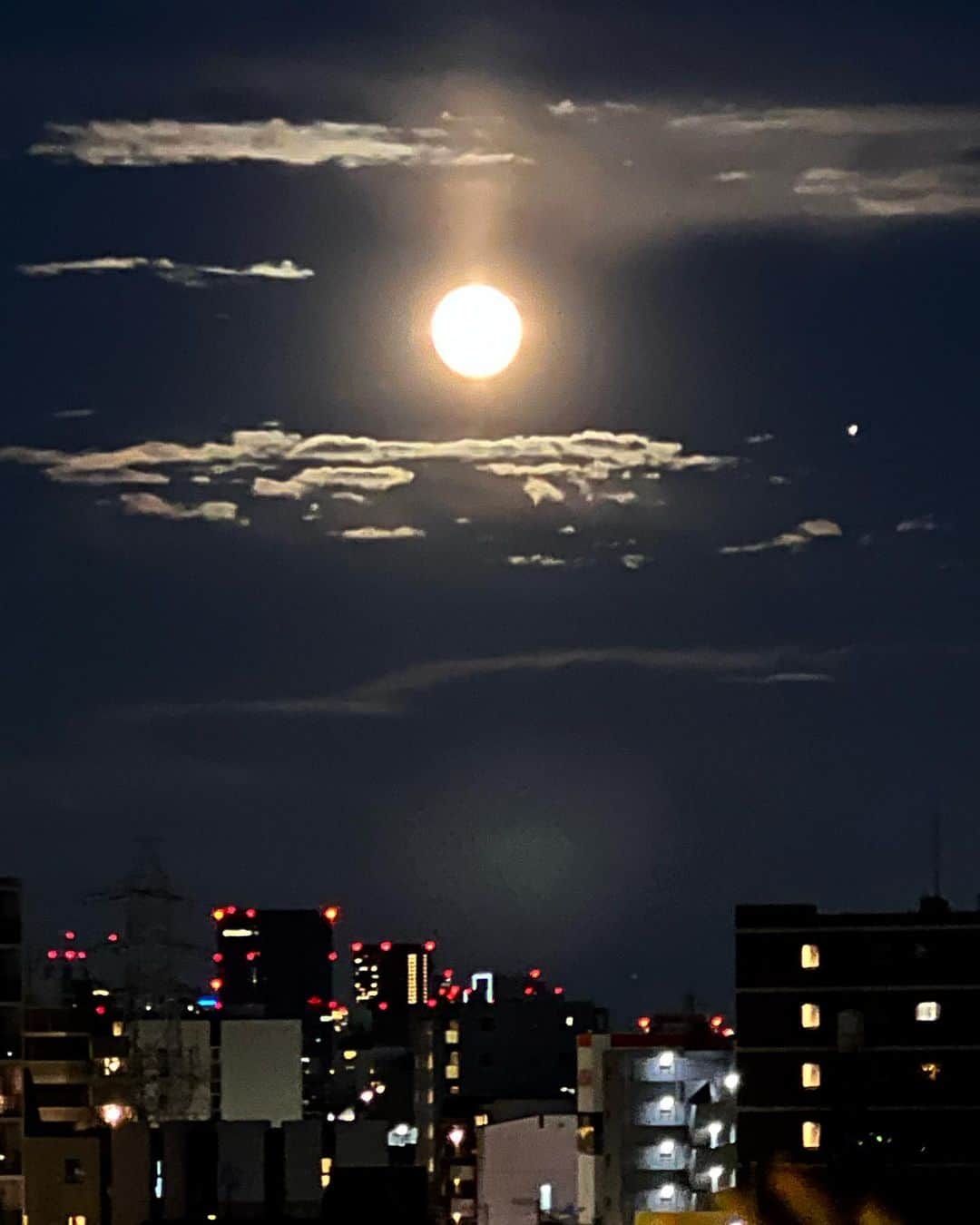 渡辺達生のインスタグラム：「2023.10.28…アッハッハ〜満月🌕マンゲツ〜天晴れじゃ〜満足じゃ〜！ 駒沢通りダイアモンド富士山ダメじゃったが、駒沢通り満月じゃぁ〜 #tatsuowatanabe」