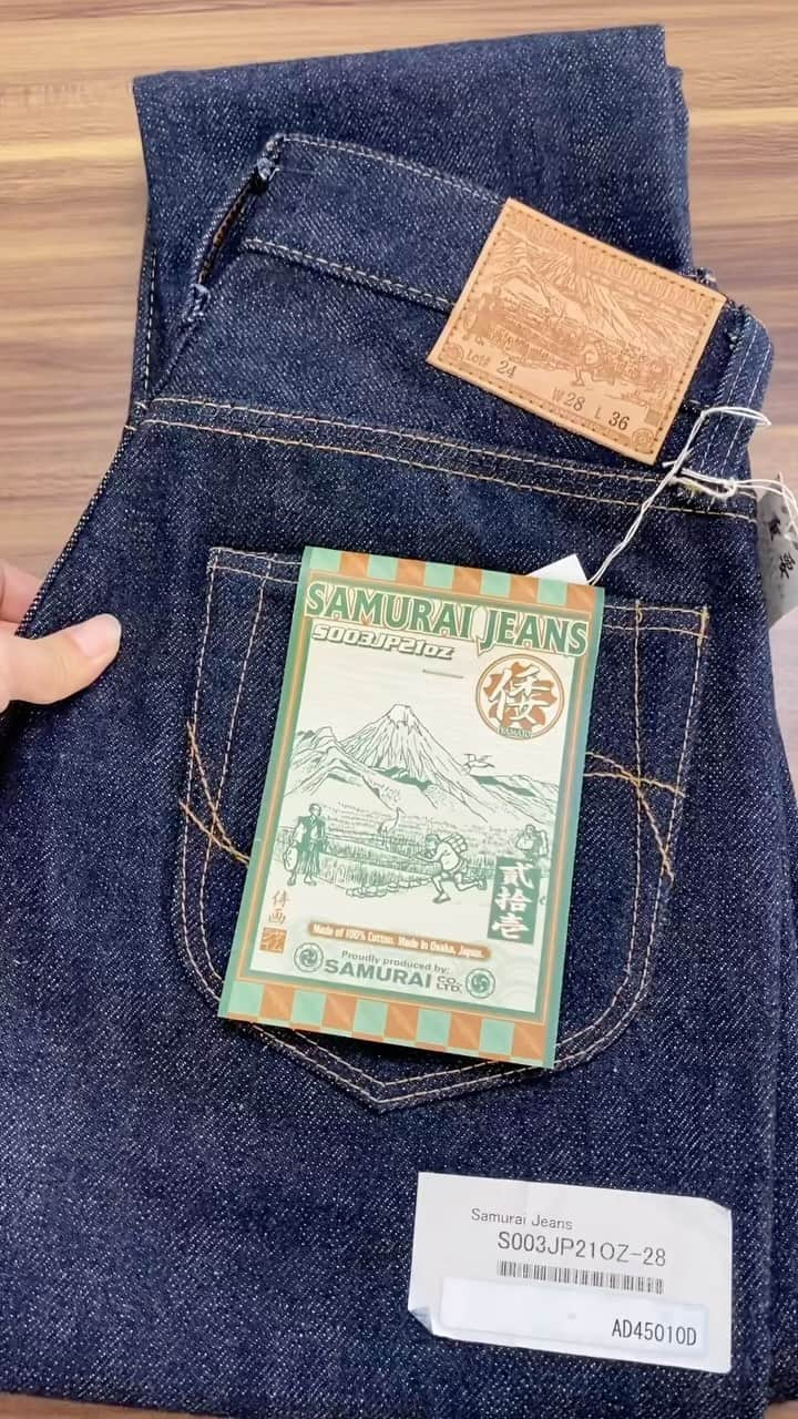 Denimioのインスタグラム：「For this #selvedgesunday, let's take a moment to appreciate all the details of the #samuraijeans S003JP!  #Denimio #denim #denimhead #denimfreak #denimlovers #jeans #selvedge #selvage #selvedgedenim #japanesedenim #rawdenim #denimcollector #worndenim #fadeddenim #menswear #mensfashion #rawfie #denimporn #denimaddict #betterwithwear #wabisabi」