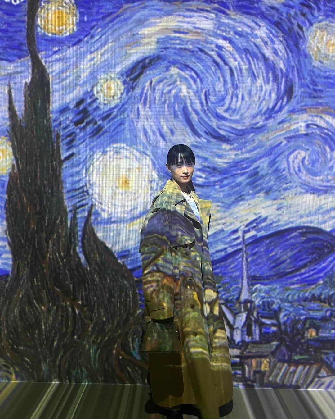 山木コハルのインスタグラム：「めっちゃ良かったなぁ🥺🫶  大好きな絵が目の前に大きく広がってその中にいるみたいな感覚は最高に素敵でした  部屋真っ白にして家にプロジェクター買おうかな🤔  @immersive.museum   #immersivemuseum」