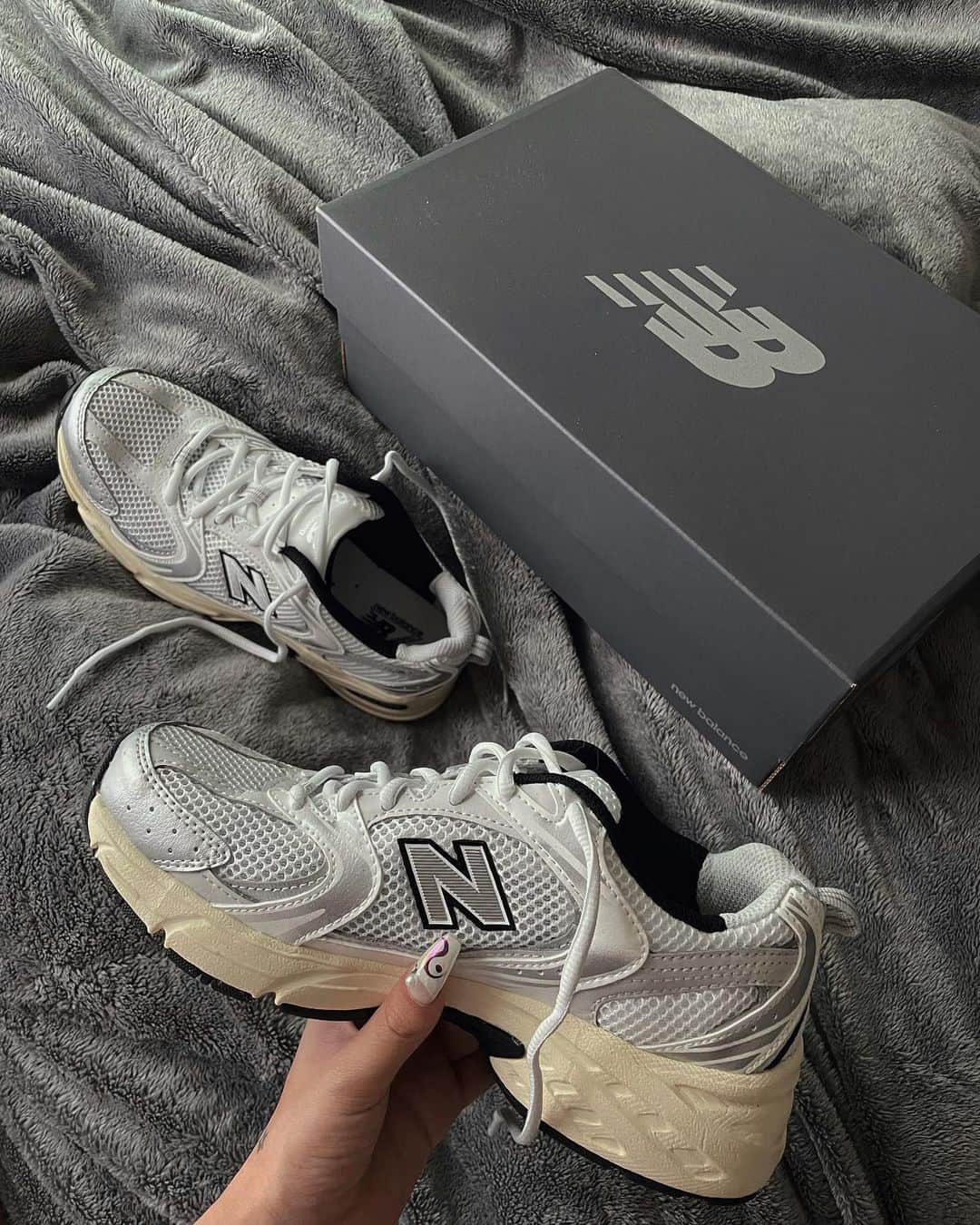 のインスタグラム：「@newbalance 👟🤍 昔はこーやって物撮りとかも沢山して ウキウキしてたな〜🎁 元々持ってたnavyがとっても使えるもんだから、 blackも台湾で買ってきちゃった🇹🇼ふふん///」