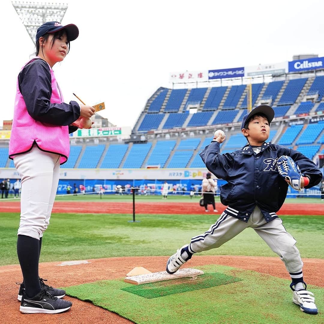 横浜DeNAベイスターズさんのインスタグラム写真 - (横浜DeNAベイスターズInstagram)「. 10/29(日)に新イベント『ハマスタB-PARK』を開催しました！  野球をやったことのない未就学児・小学生を対象に、野球の中の動き「投げる・捕る・打つ・走る」の要素を 楽しく学んでいただきました。  また、実際に部活動で野球をプレーする中学生約100名が運営に参加。  たくさんの皆さまにご来場いただきました！  #baystars」10月29日 17時45分 - baystars_official