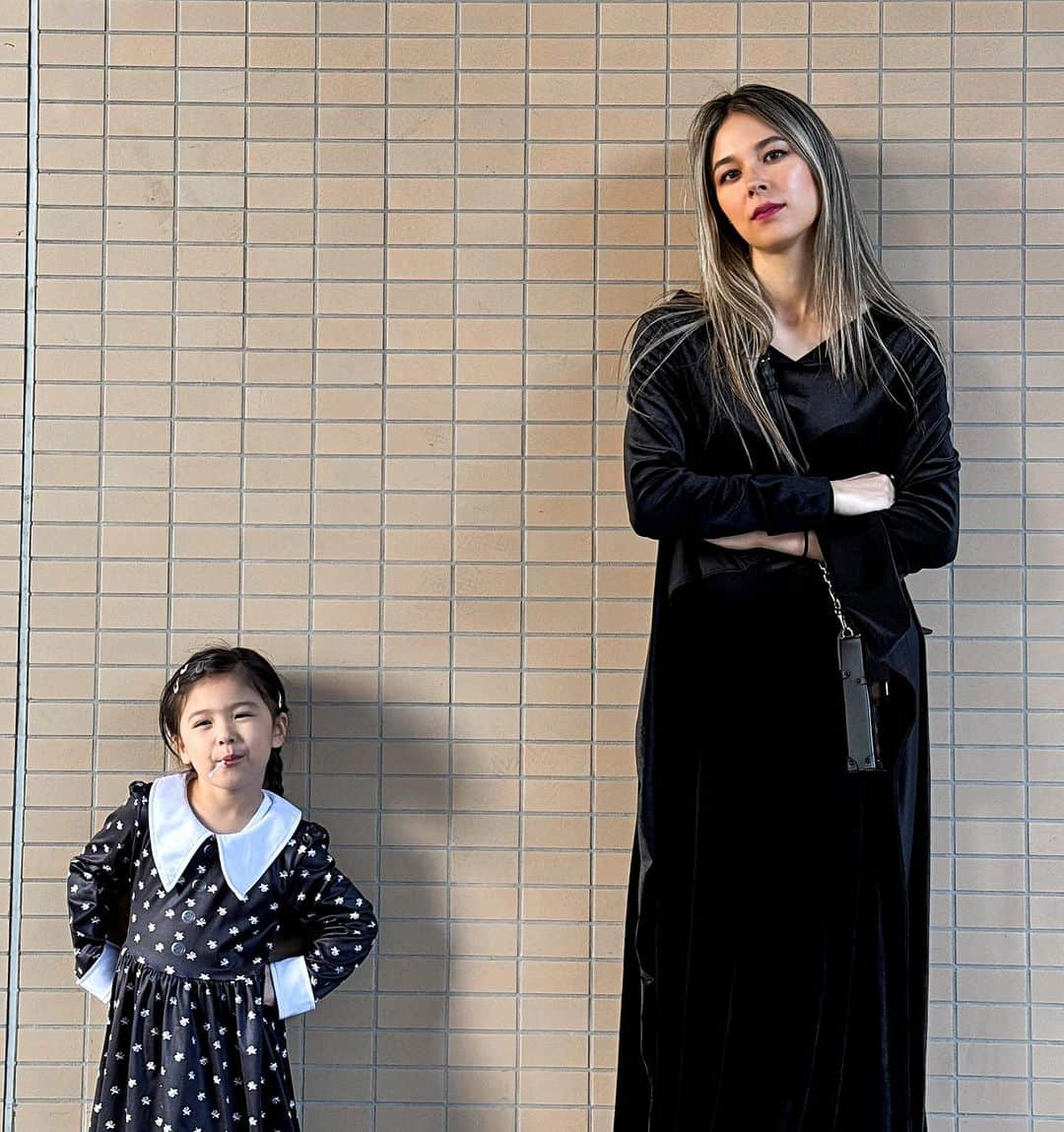 栗原ジャスティーンさんのインスタグラム写真 - (栗原ジャスティーンInstagram)「Happy Halloween from Addams family 🎃👻🎃  ベイちゃんに何になりたい？？ と聴いたら“怖いの！”と言っていたので笑　アダムスファミリーにしました✨  流石に予習をしとこうと、前日にアダムスファミリーをTVで見せてから、衣装を見せたら大喜びで、即着替えて夜遅くまで永遠にアダムスファミリーをみて、 お風呂入った後もあの服着て寝たい！ とまた衣装を着て、早起きして即アダムスファミリーみたい！！と  アダムスファミリー漬けでした🤣🤣  洋服見た瞬間にプリンセスがいい！ みたいになったらどうしようー😨  と心配していましたが、 大喜びでよかったーーーー🥰🥰🥰  とても楽しめました！  #ハロウィン#halloween #wednsday #addamsfamily #アゲボディ#シェレンフィット#筋トレ#ダイエット#フィット#美ボディ#トレーナー#ライフスタイルモデル#くびれ#桃尻#アンダーアーマー#fit#fitness #fitnessmotivation #fitnessmodel #trainibg#underarmour#美脚#宅トレ#家トレ#育児#3歳児#アダムスファミリー」10月29日 17時54分 - justinekurihara