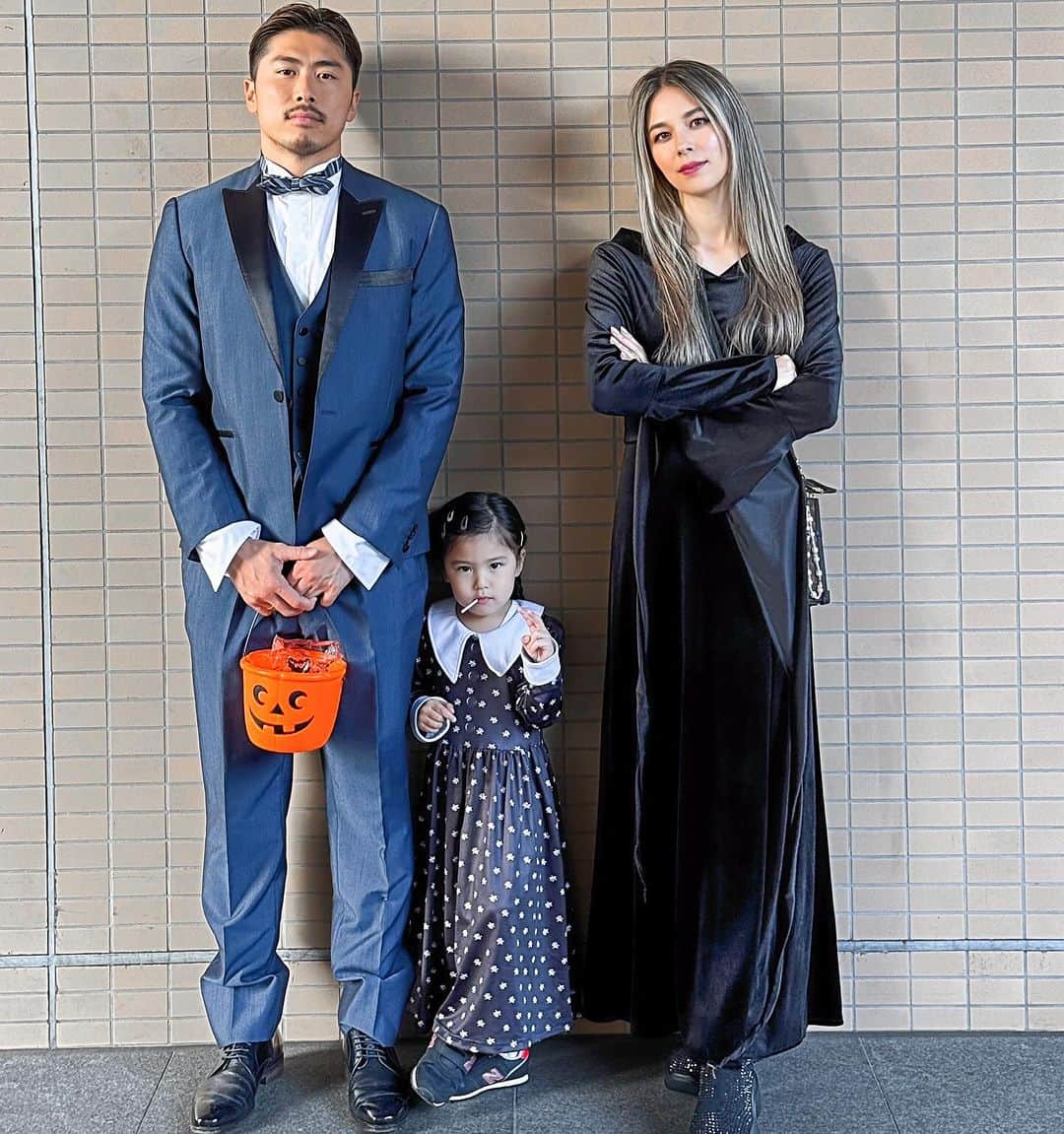 のインスタグラム：「Happy Halloween from Addams family 🎃👻🎃  ベイちゃんに何になりたい？？ と聴いたら“怖いの！”と言っていたので笑　アダムスファミリーにしました✨  流石に予習をしとこうと、前日にアダムスファミリーをTVで見せてから、衣装を見せたら大喜びで、即着替えて夜遅くまで永遠にアダムスファミリーをみて、 お風呂入った後もあの服着て寝たい！ とまた衣装を着て、早起きして即アダムスファミリーみたい！！と  アダムスファミリー漬けでした🤣🤣  洋服見た瞬間にプリンセスがいい！ みたいになったらどうしようー😨  と心配していましたが、 大喜びでよかったーーーー🥰🥰🥰  とても楽しめました！  #ハロウィン#halloween #wednsday #addamsfamily #アゲボディ#シェレンフィット#筋トレ#ダイエット#フィット#美ボディ#トレーナー#ライフスタイルモデル#くびれ#桃尻#アンダーアーマー#fit#fitness #fitnessmotivation #fitnessmodel #trainibg#underarmour#美脚#宅トレ#家トレ#育児#3歳児#アダムスファミリー」