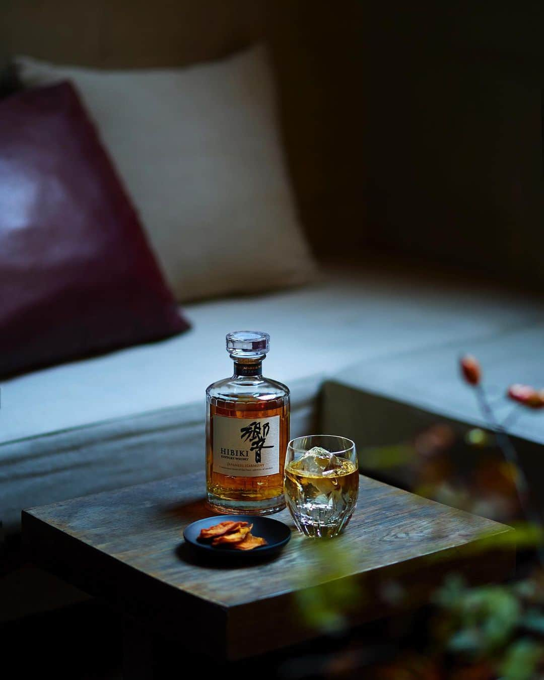 響 | SUNTORY WHISKY HIBIKIさんのインスタグラム写真 - (響 | SUNTORY WHISKY HIBIKIInstagram)「. HIBIKI TIME ~二十四節気・霜降~  ひと口ごとに変化する味わいを堪能する。 Savor the taste that changes with every sip.  #hibiki #響 #hibiki_time #二十四節気 #24seasons #霜降 #soko #withnature #autumn #ウイスキーフロート #whiskyfloat #柿 #ドライフルーツ#kakifruit #driedfruit」10月29日 17時55分 - suntorywhisky_hibiki