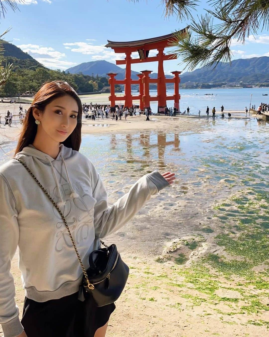 佐藤衣里子のインスタグラム：「学生ぶりに世界遺産 厳島神社へ⛩️  フェリーに乗って宮島🚢 楽しかった🦪もたくさん食べた❣️逆光🌅  #厳島神社#世界遺産#広島#宮島#牡蠣」